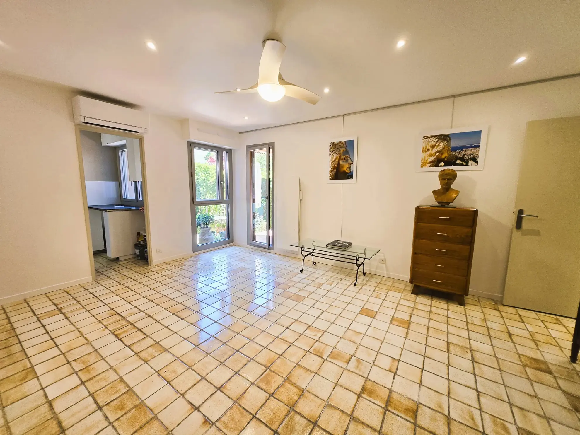 Appartement 2 pièces en rez-de-jardin avec jardin, cave, parking optionnel à Marseille