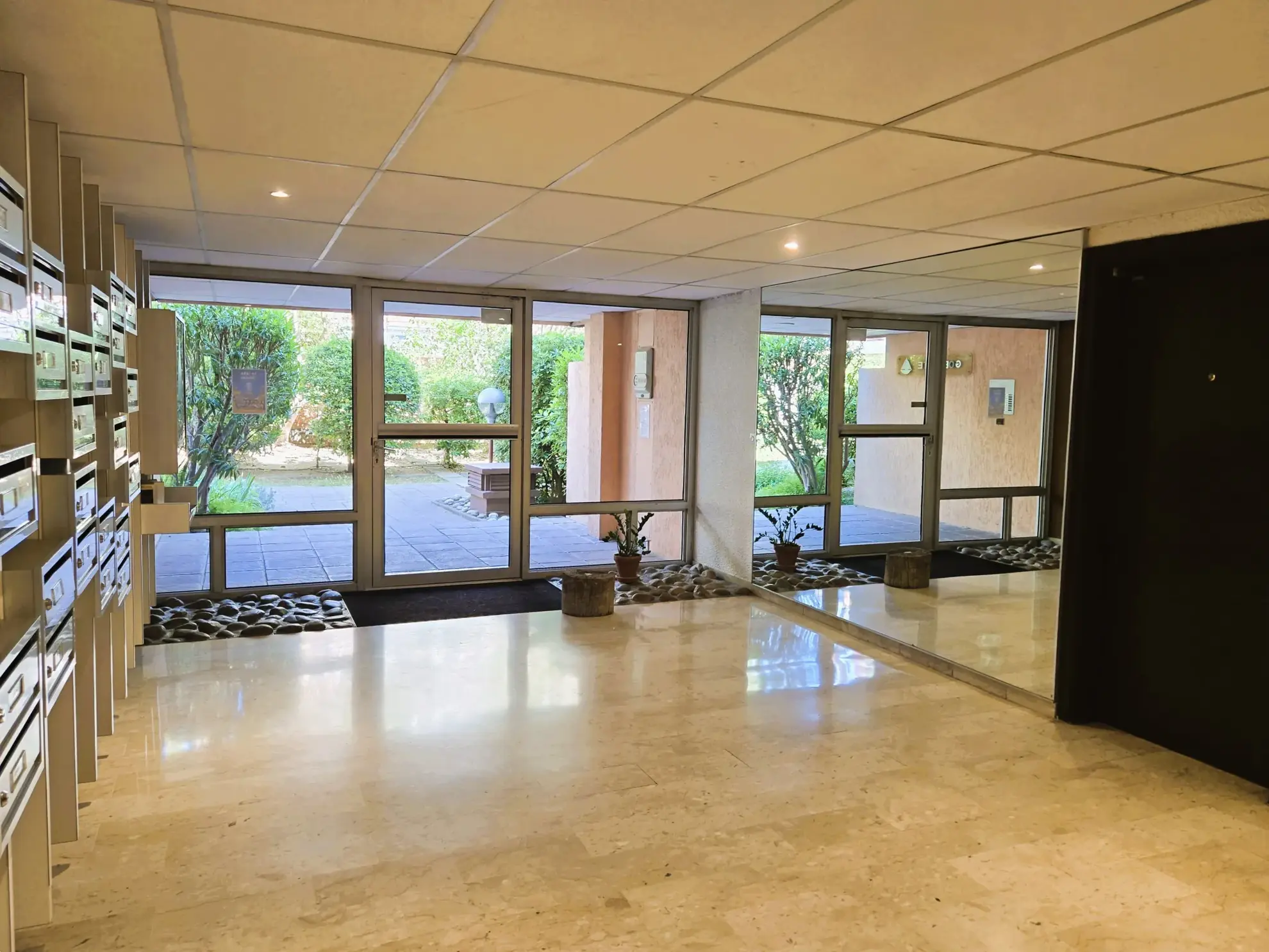 Appartement 2 pièces en rez-de-jardin avec jardin, cave, parking optionnel à Marseille 