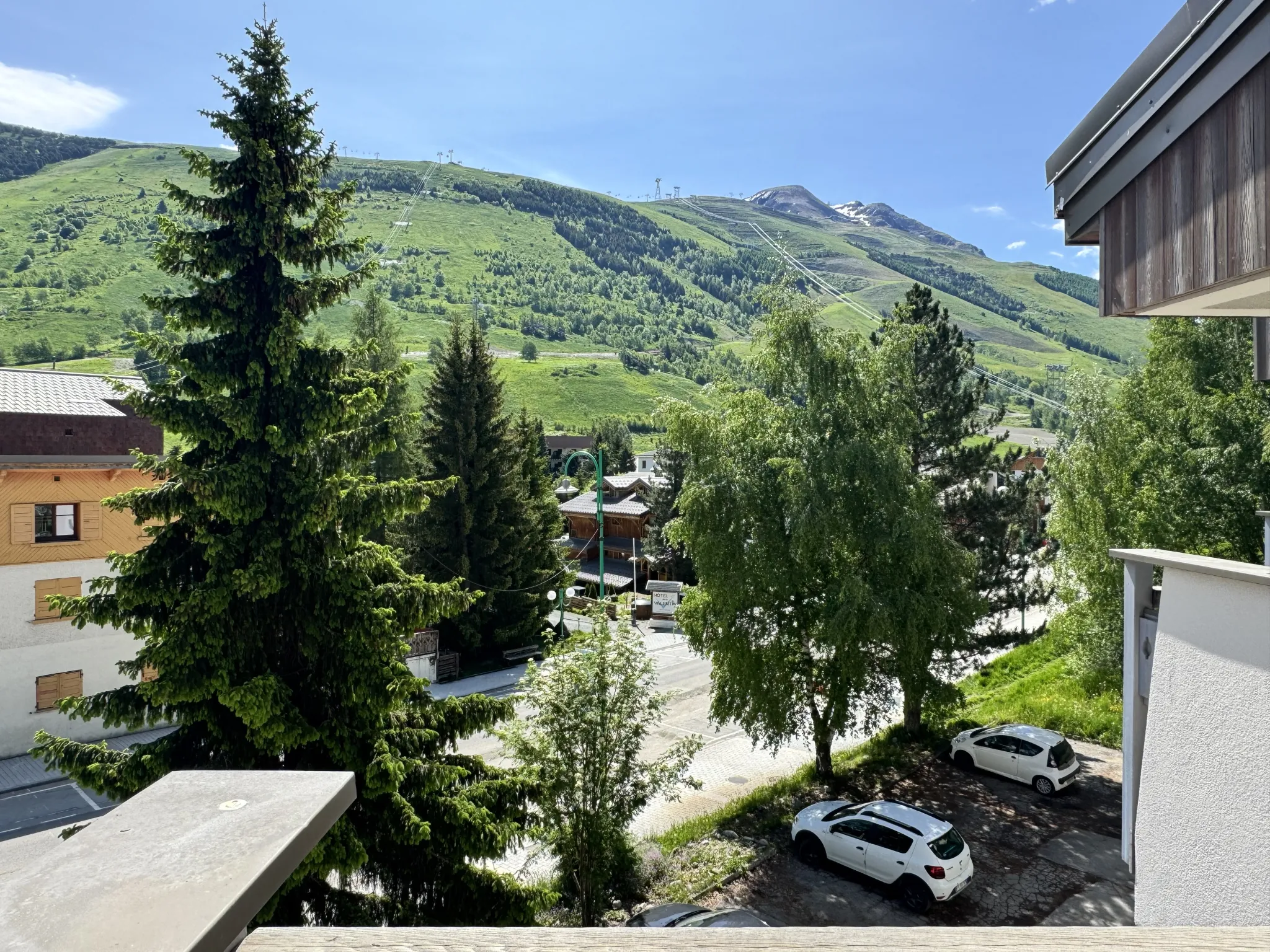 Studio rénové de 23,05 m² avec vue sur pistes à Deux Alpes - Idéal investisseur ou pied-à-terre 