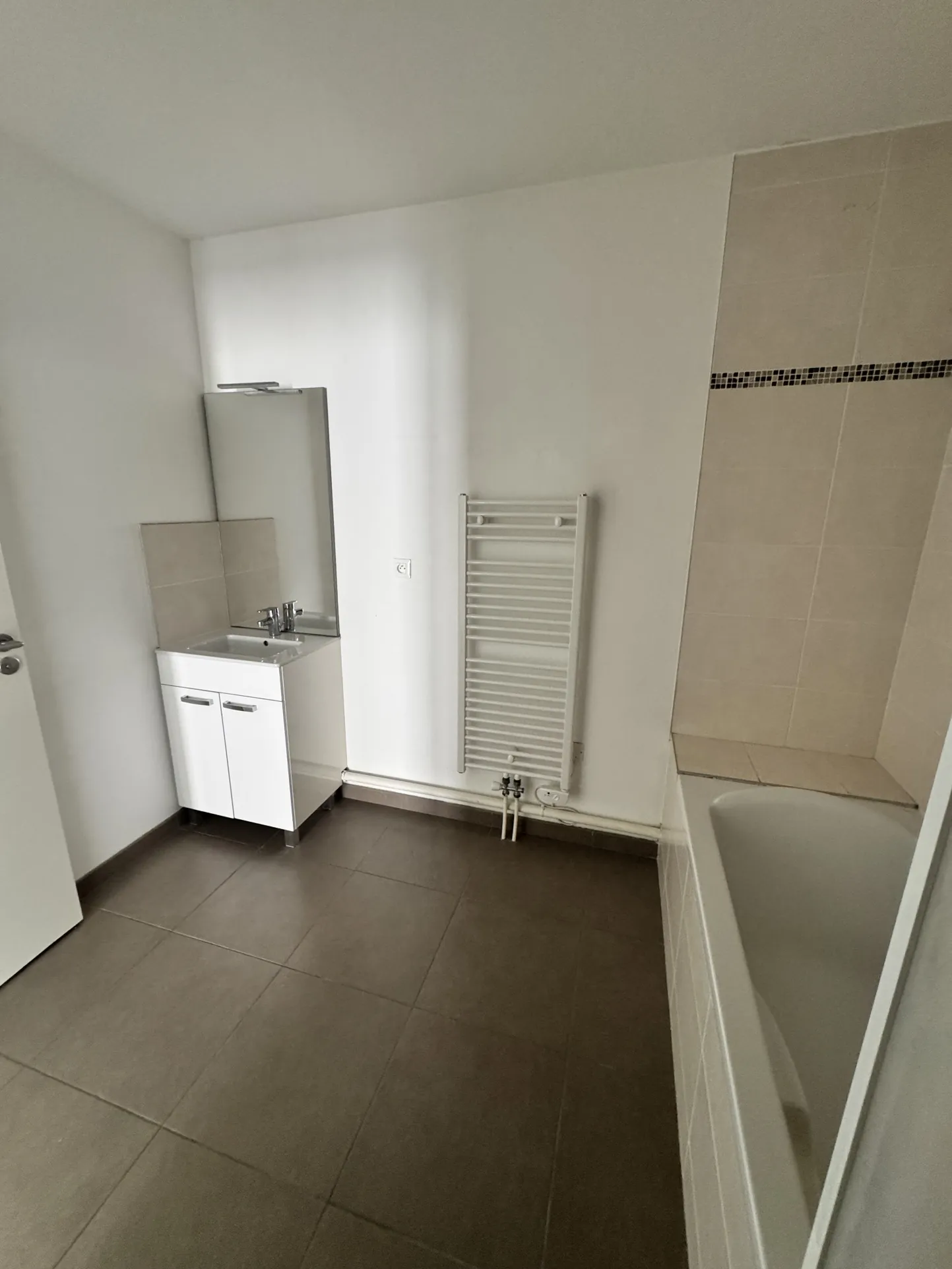 Bel appartement Type 3 à Lille avec parking privé et ascenseur 