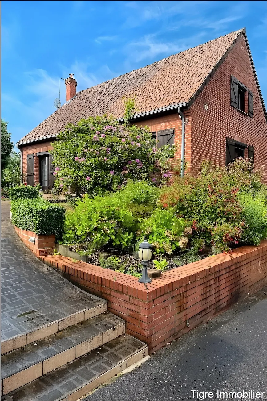 Maison individuelle en briques avec 4 chambres et jardin à Jeumont - Secteur privilégié 