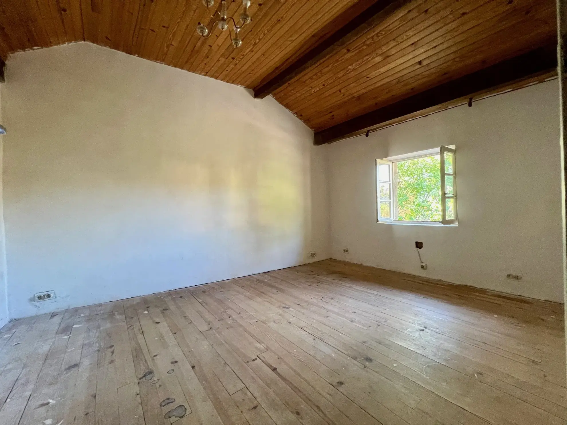 Villa de 106m² à Millau avec garages, terrasses et potentiel de rénovation 