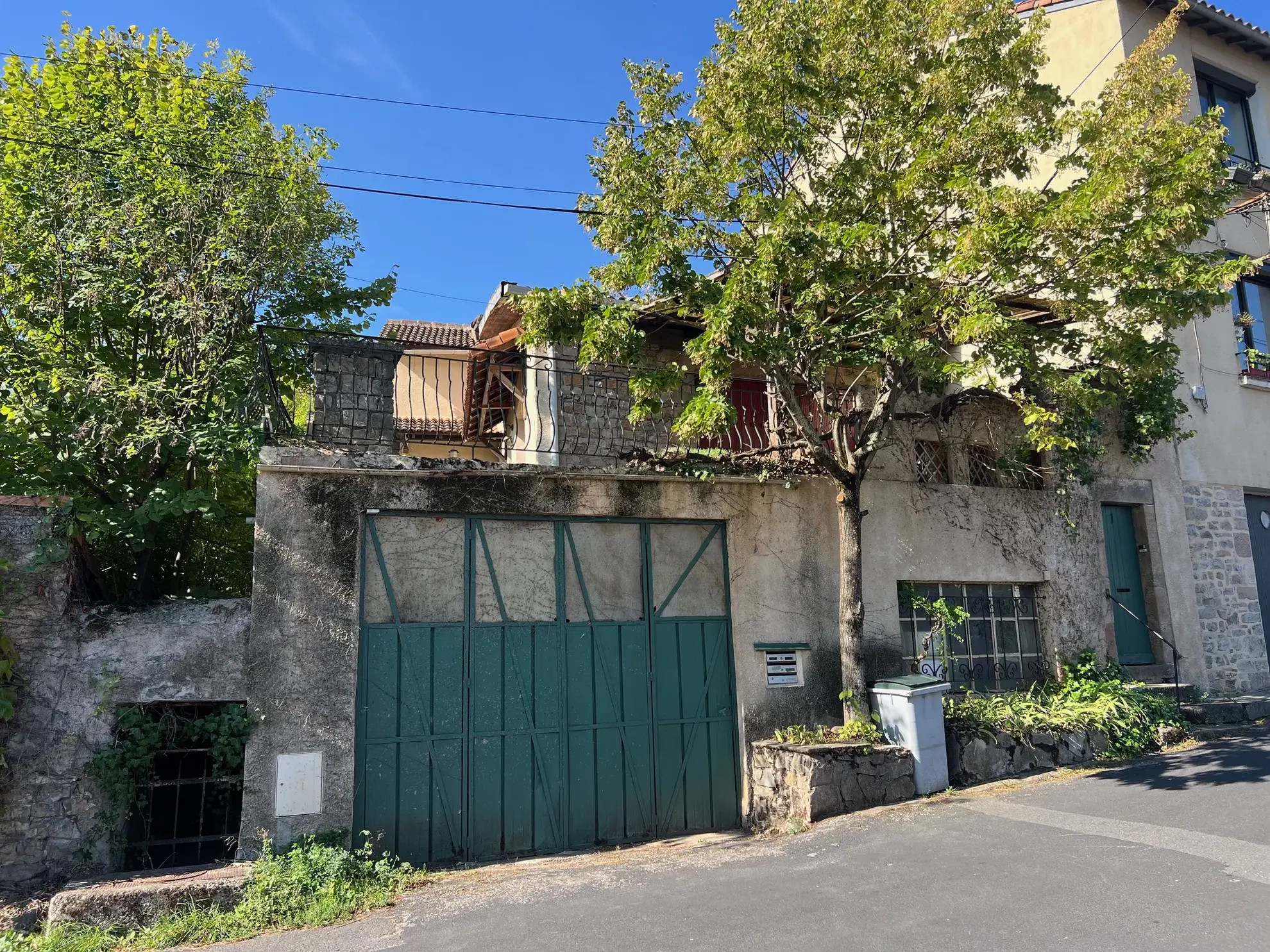 Villa de 106m² à Millau avec garages, terrasses et potentiel de rénovation 