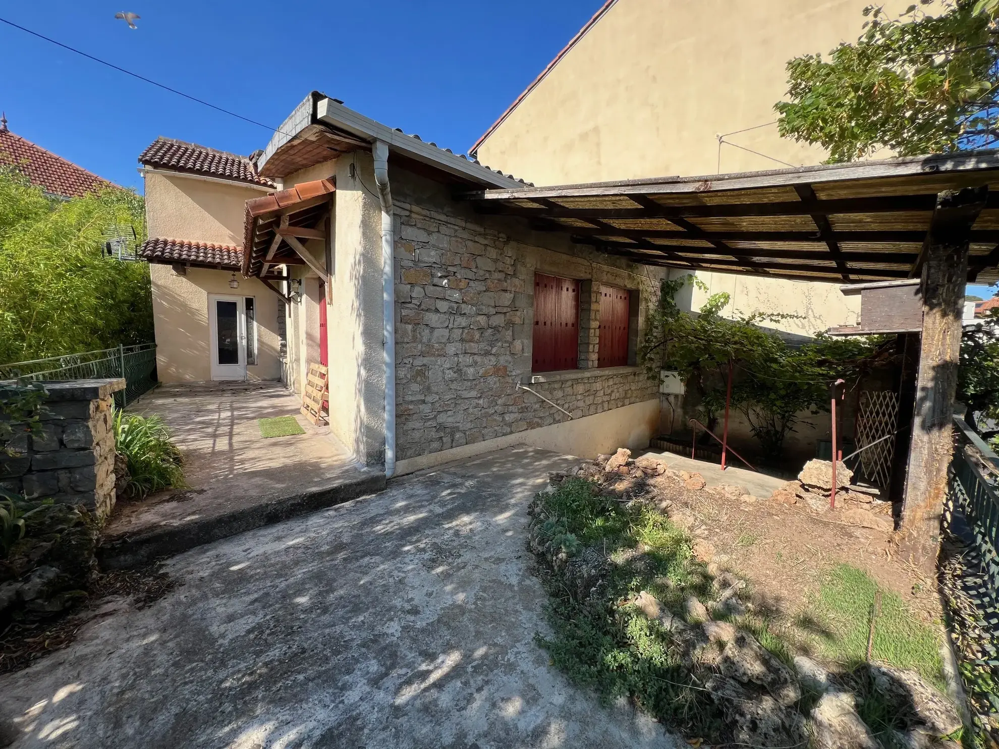 Villa de 106m² à Millau avec garages, terrasses et potentiel de rénovation
