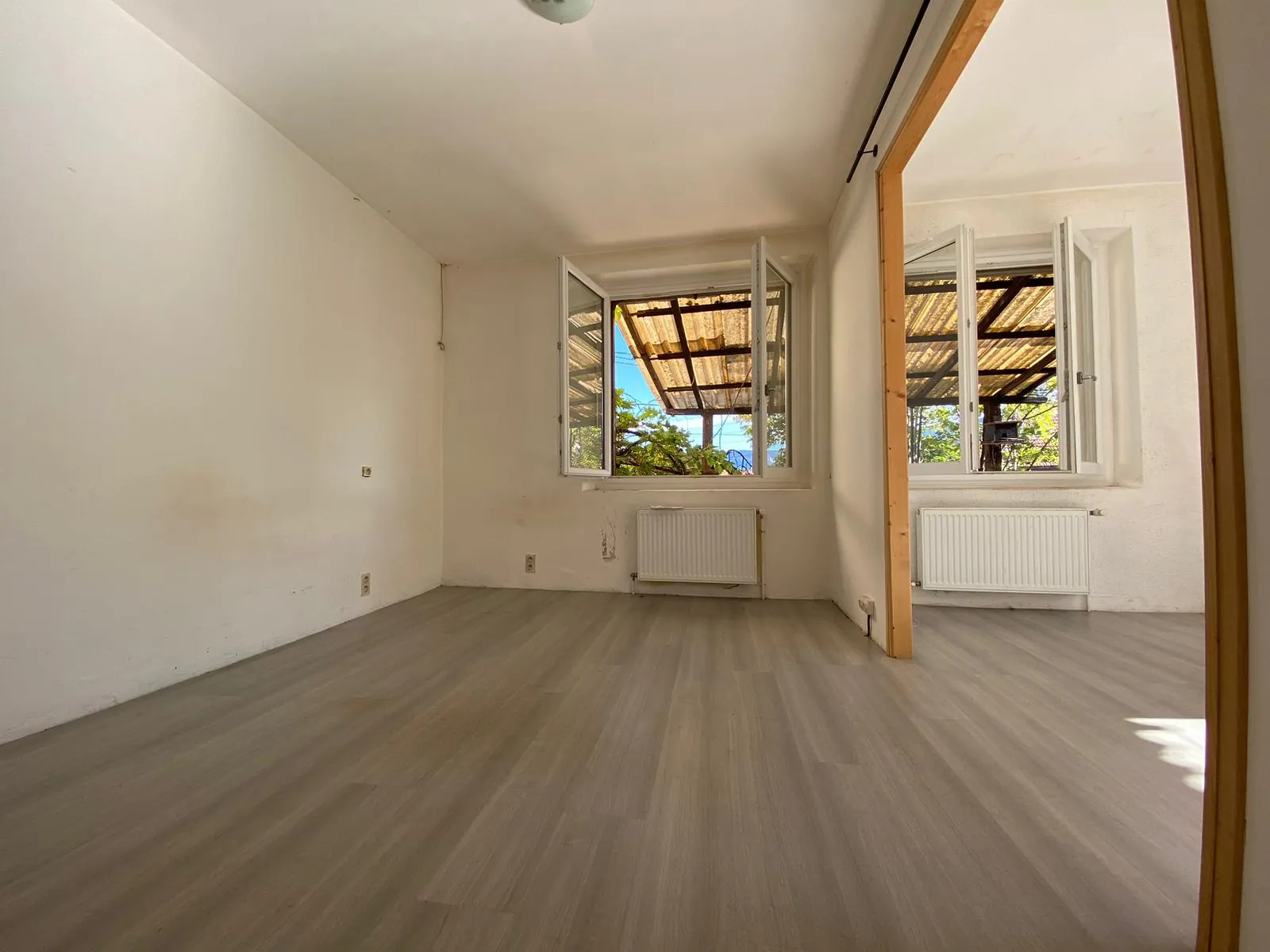 Villa de 106m² à Millau avec garages, terrasses et potentiel de rénovation 