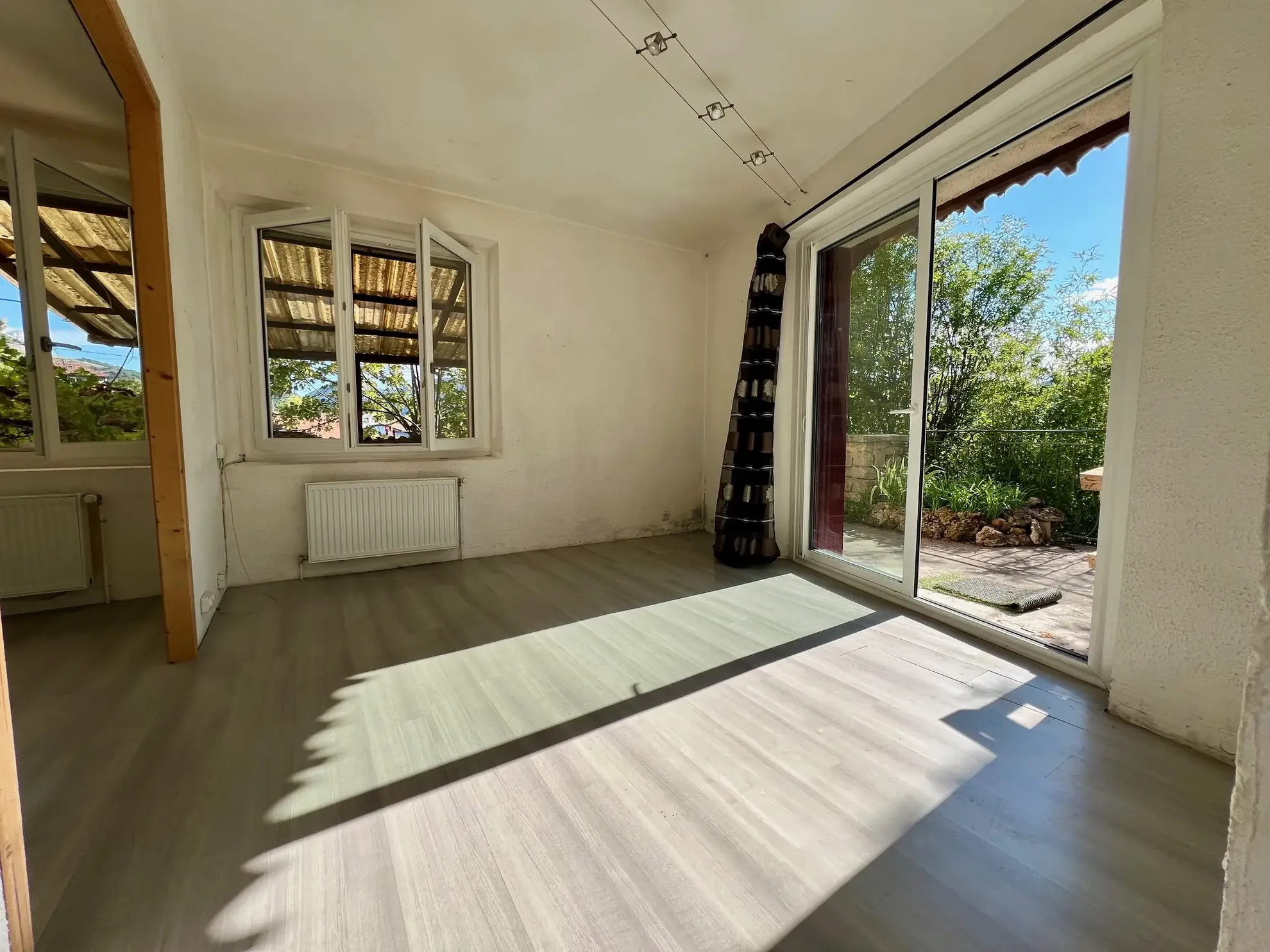 Villa de 106m² à Millau avec garages, terrasses et potentiel de rénovation 