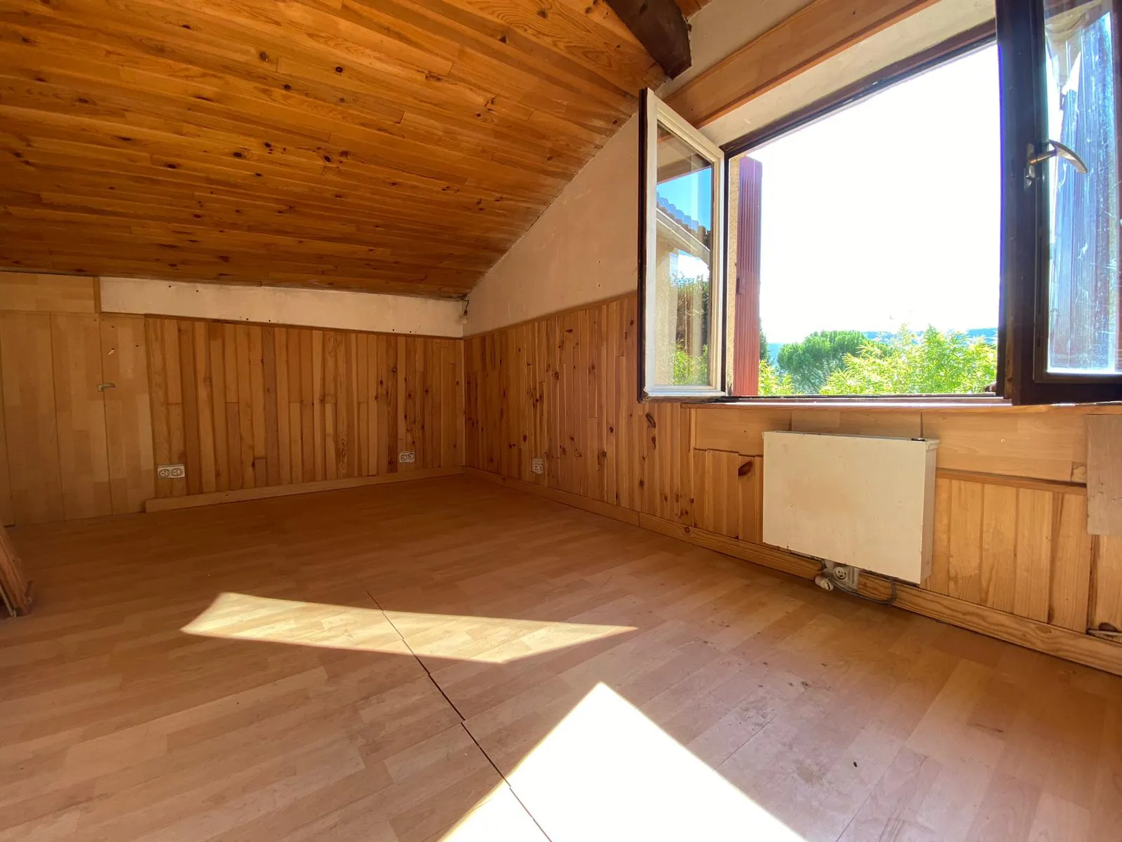 Villa de 106m² à Millau avec garages, terrasses et potentiel de rénovation 