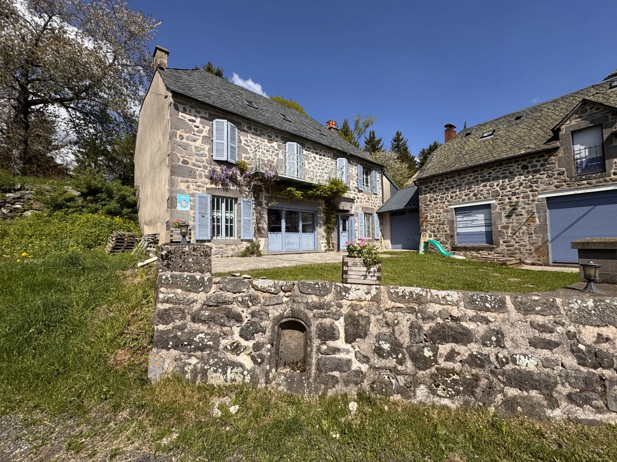 Belle maison rénovée avec gîte à Cézens, proche du Plomb du Cantal, entièrement équipée et orientée sud 