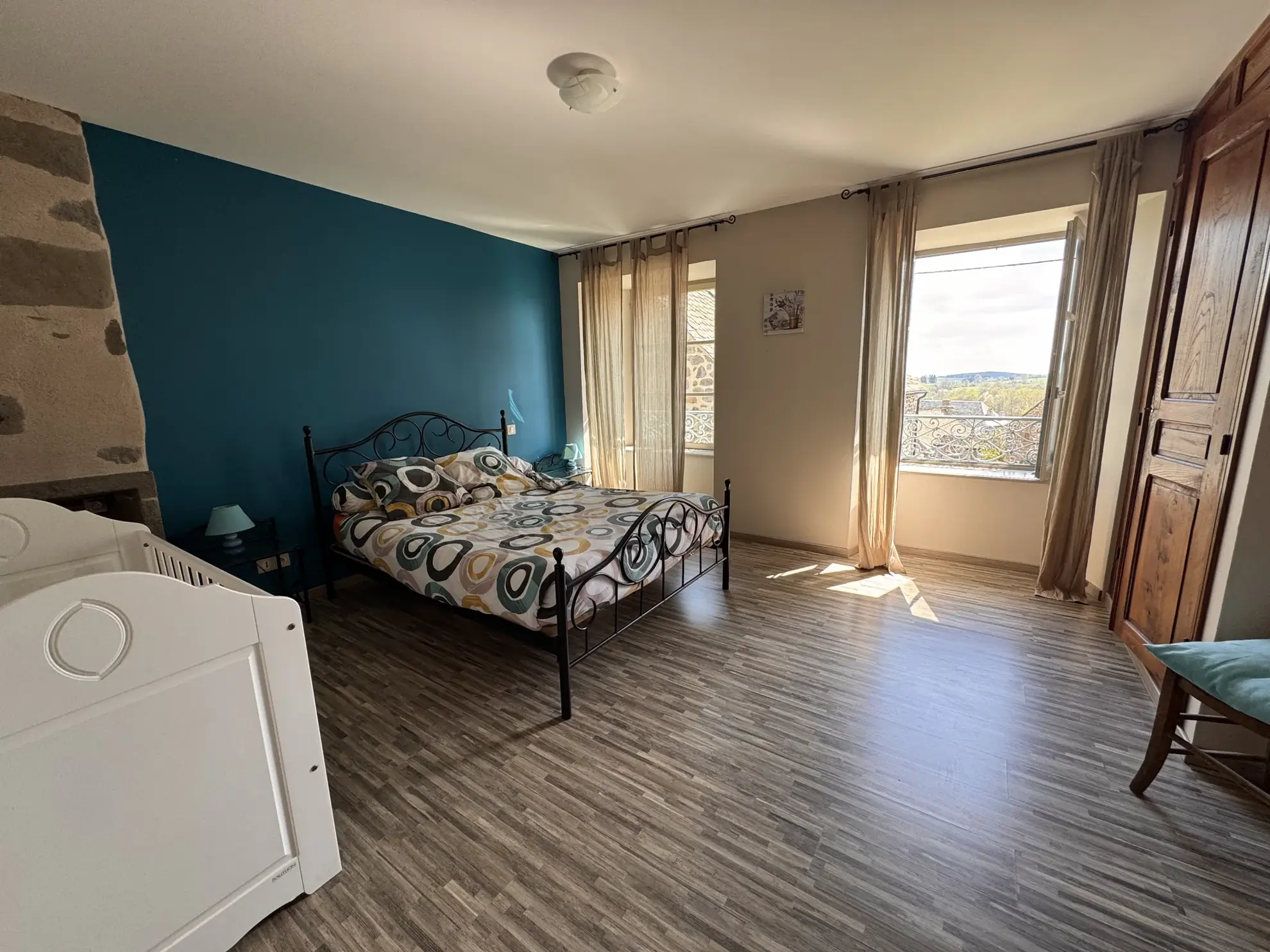 Belle maison rénovée avec gîte à Cézens, proche du Plomb du Cantal, entièrement équipée et orientée sud 