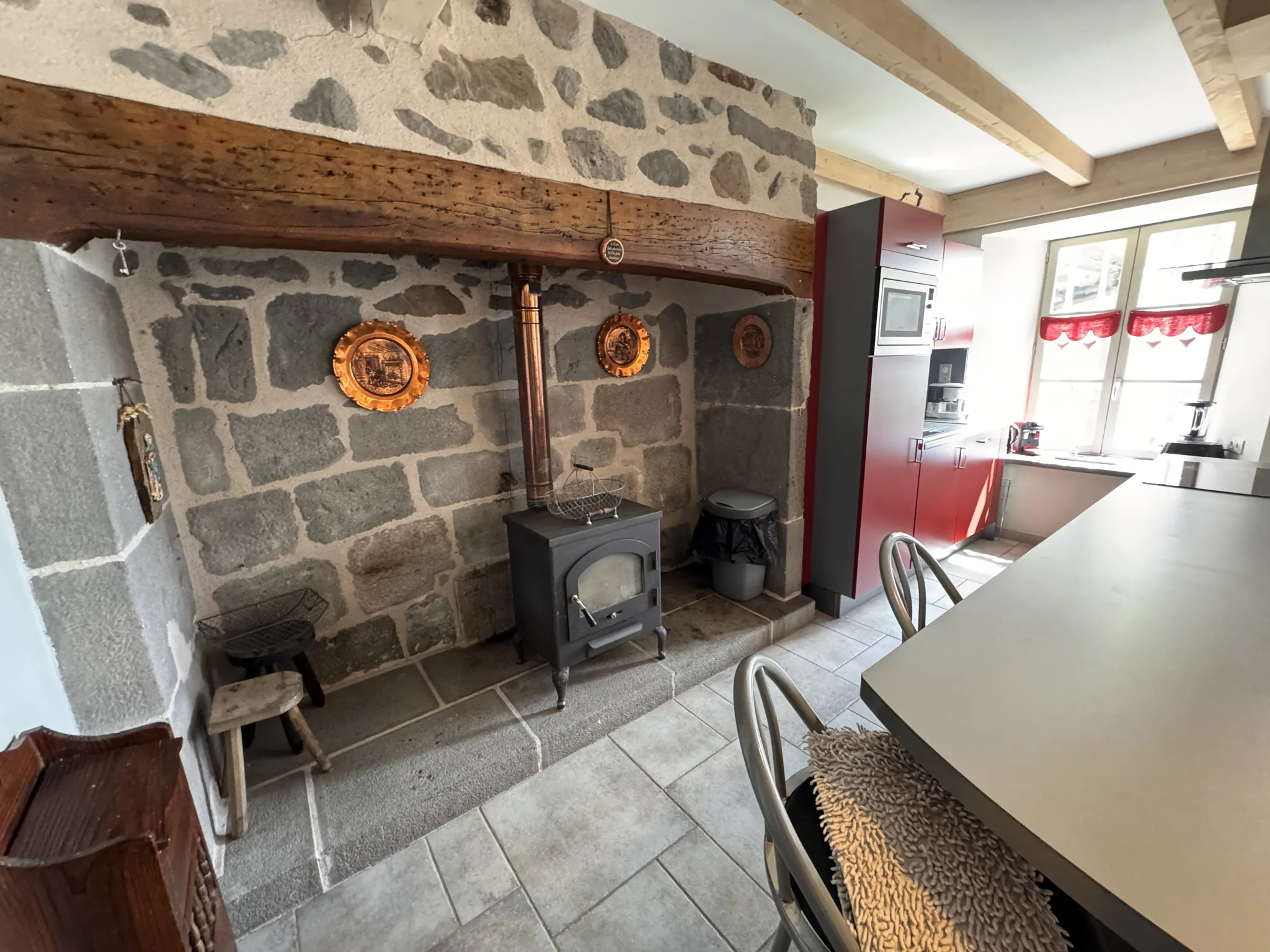 Belle maison rénovée avec gîte à Cézens, proche du Plomb du Cantal, entièrement équipée et orientée sud 