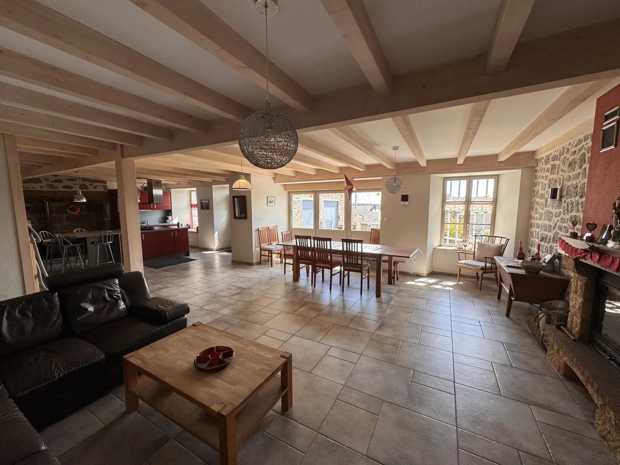 Belle maison rénovée avec gîte à Cézens, proche du Plomb du Cantal, entièrement équipée et orientée sud 