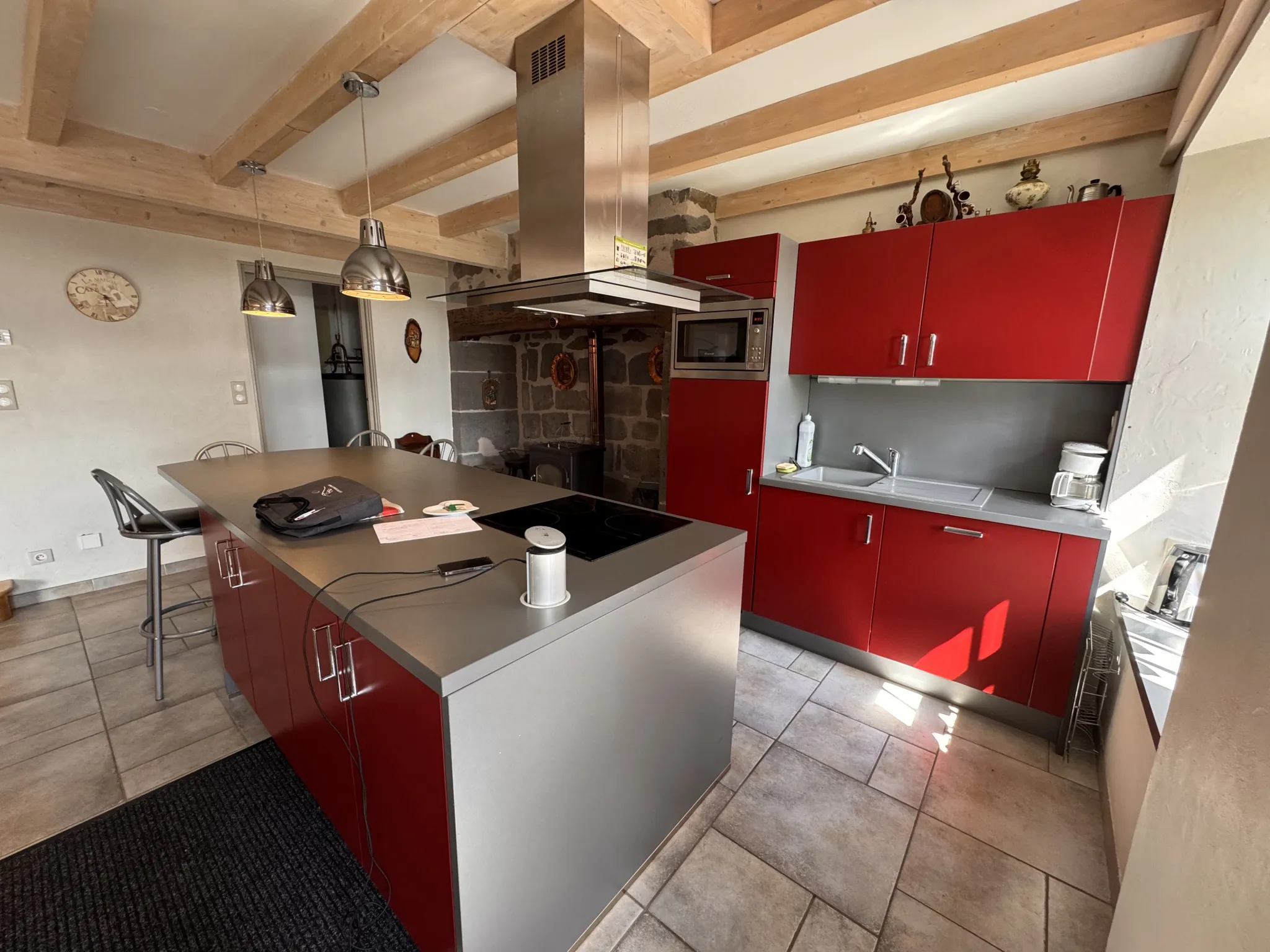 Belle maison rénovée avec gîte à Cézens, proche du Plomb du Cantal, entièrement équipée et orientée sud 