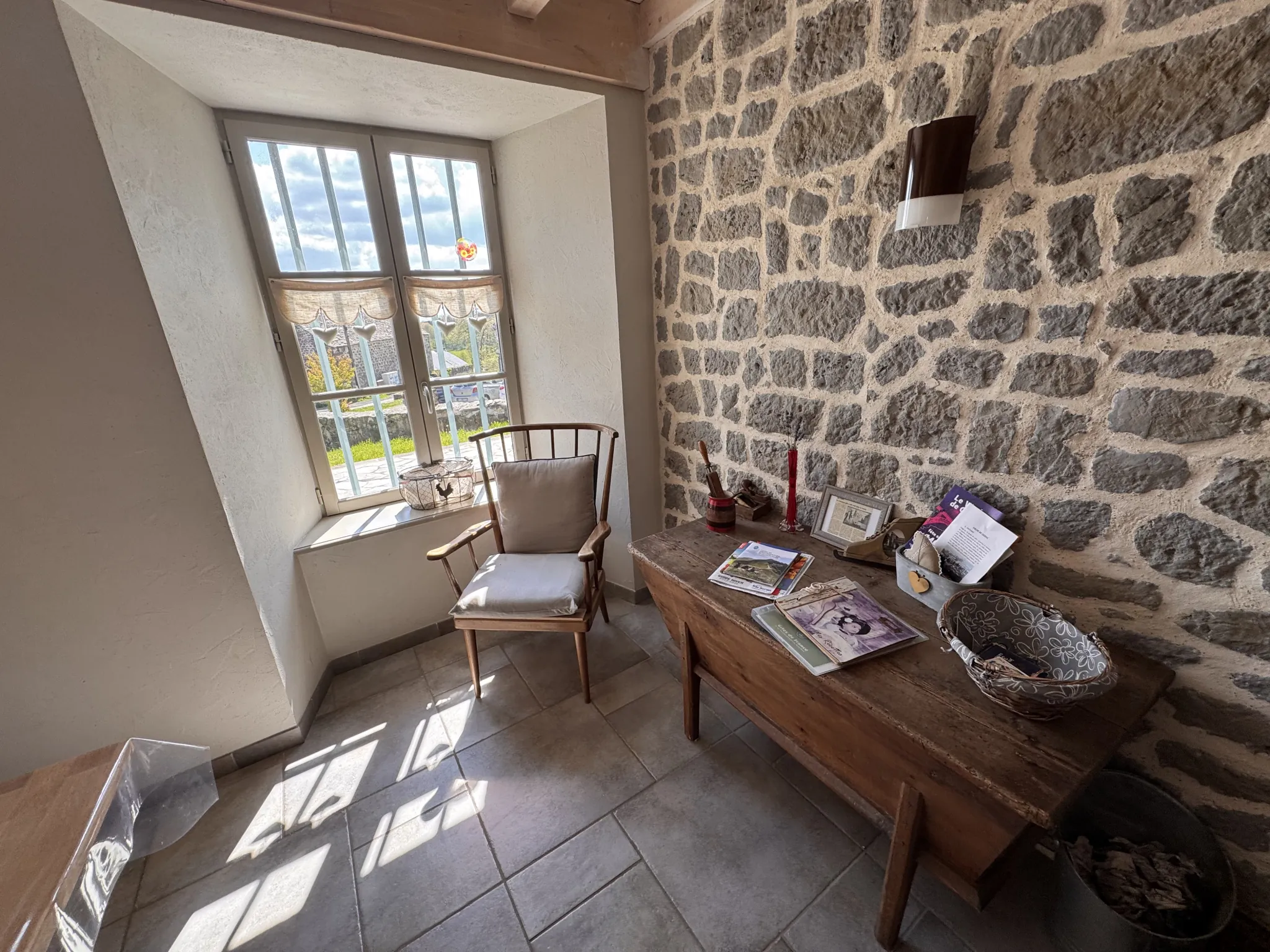 Belle maison rénovée avec gîte à Cézens, proche du Plomb du Cantal, entièrement équipée et orientée sud 
