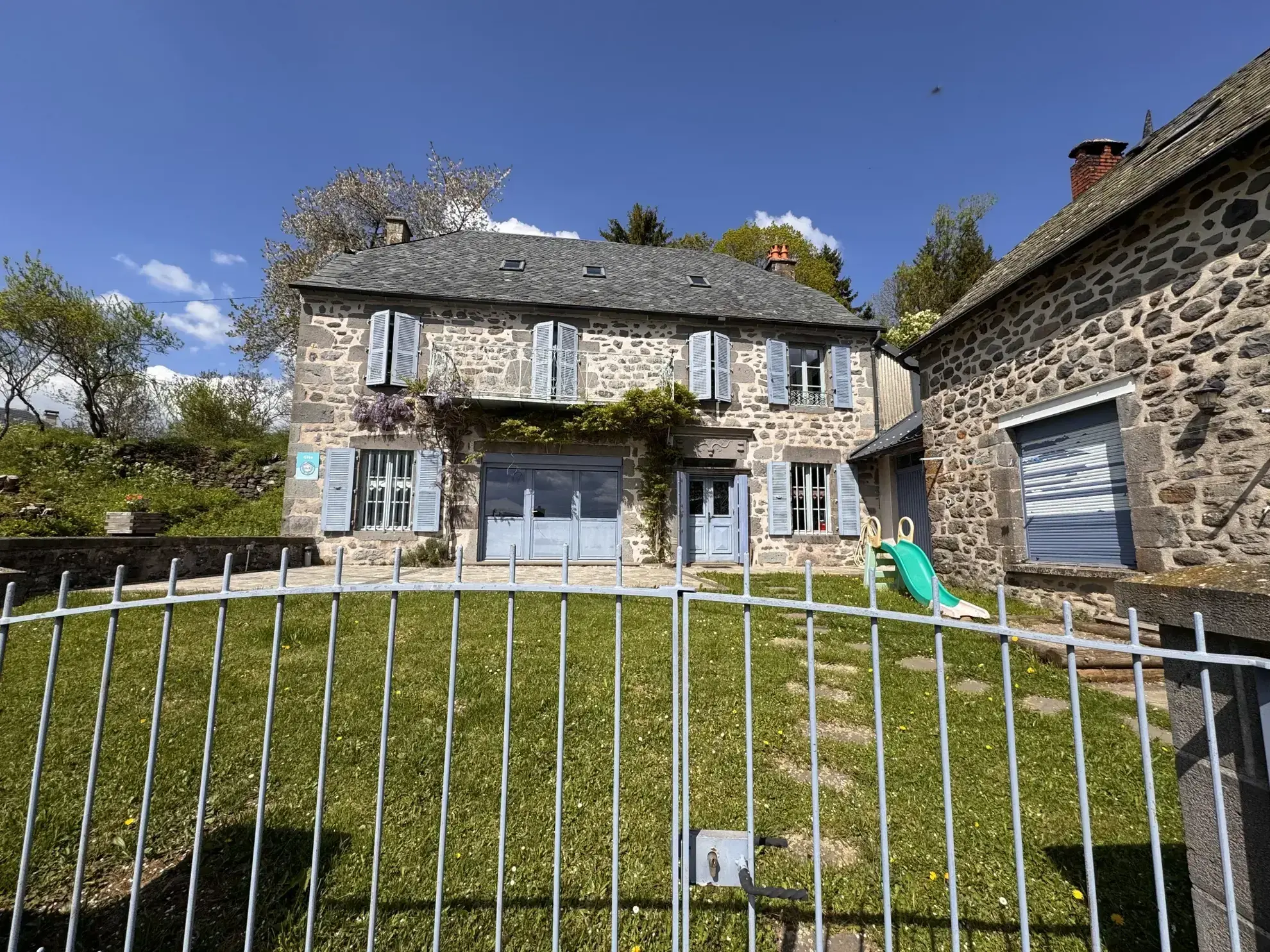 Belle maison rénovée avec gîte à Cézens, proche du Plomb du Cantal, entièrement équipée et orientée sud 