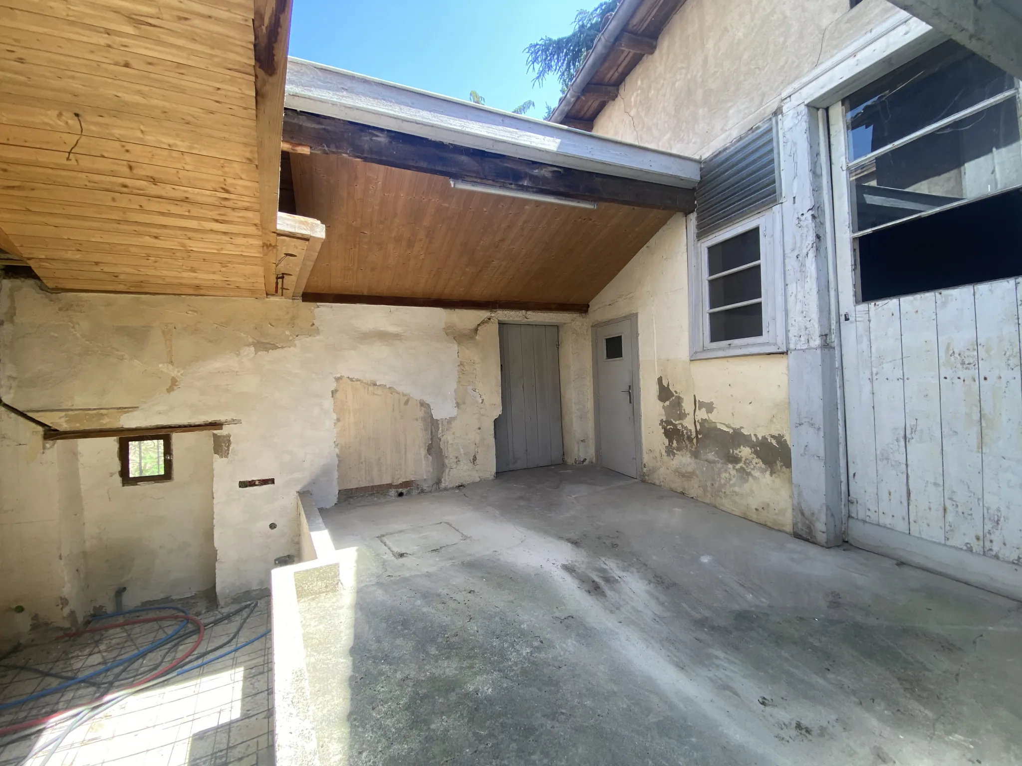 Maison de ville à rénover de 100 m² avec cour et dépendance à La Réole 