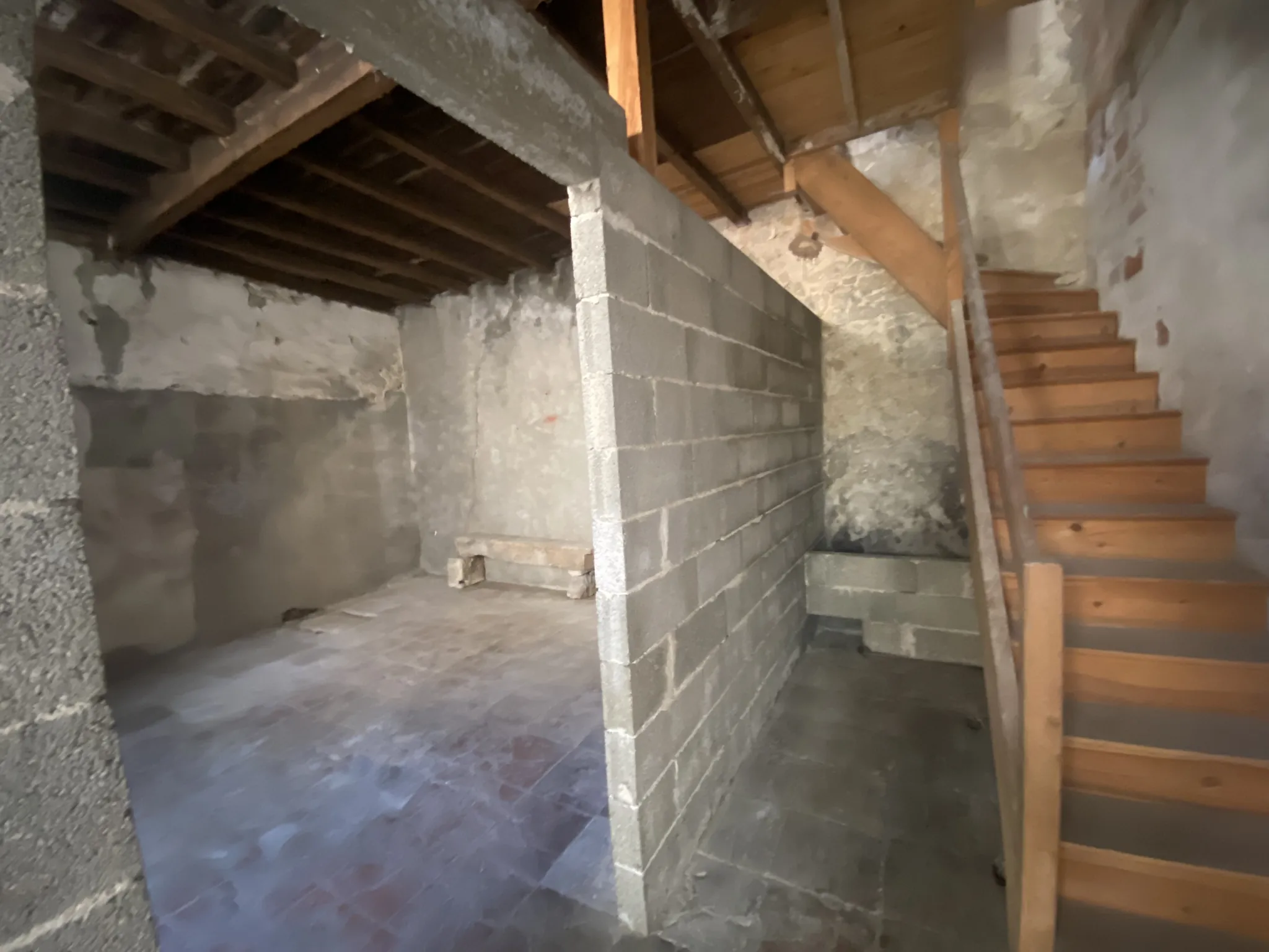 Maison de ville à rénover de 100 m² avec cour et dépendance à La Réole 