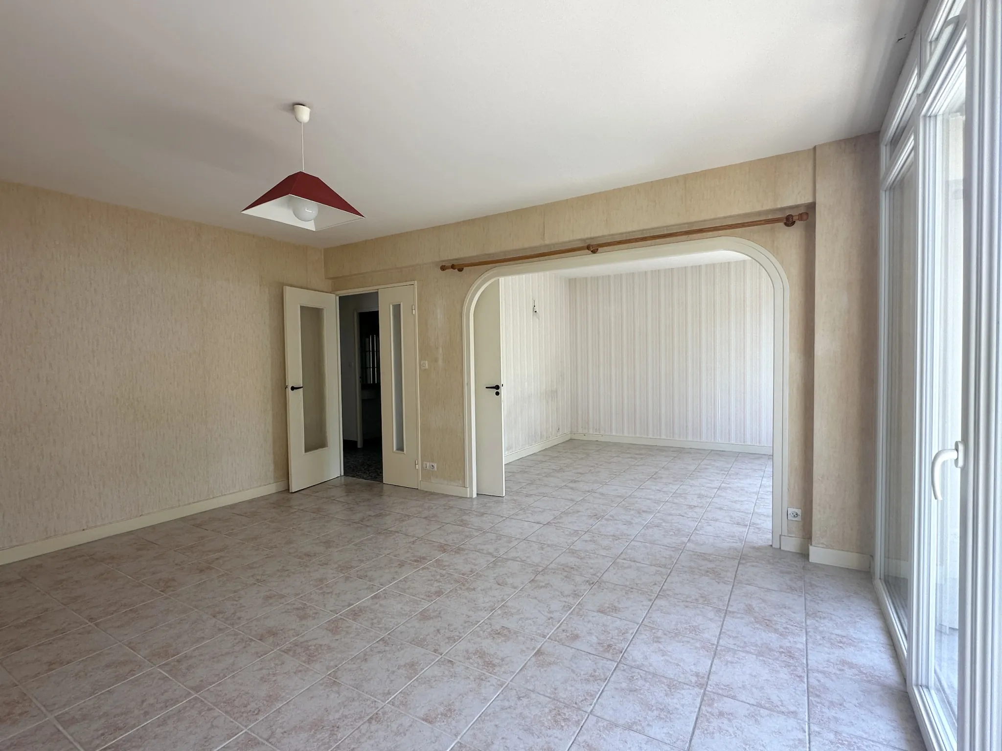 Appartement lumineux de 68 m2 avec 2 balcons, cave et garage à Loudun 