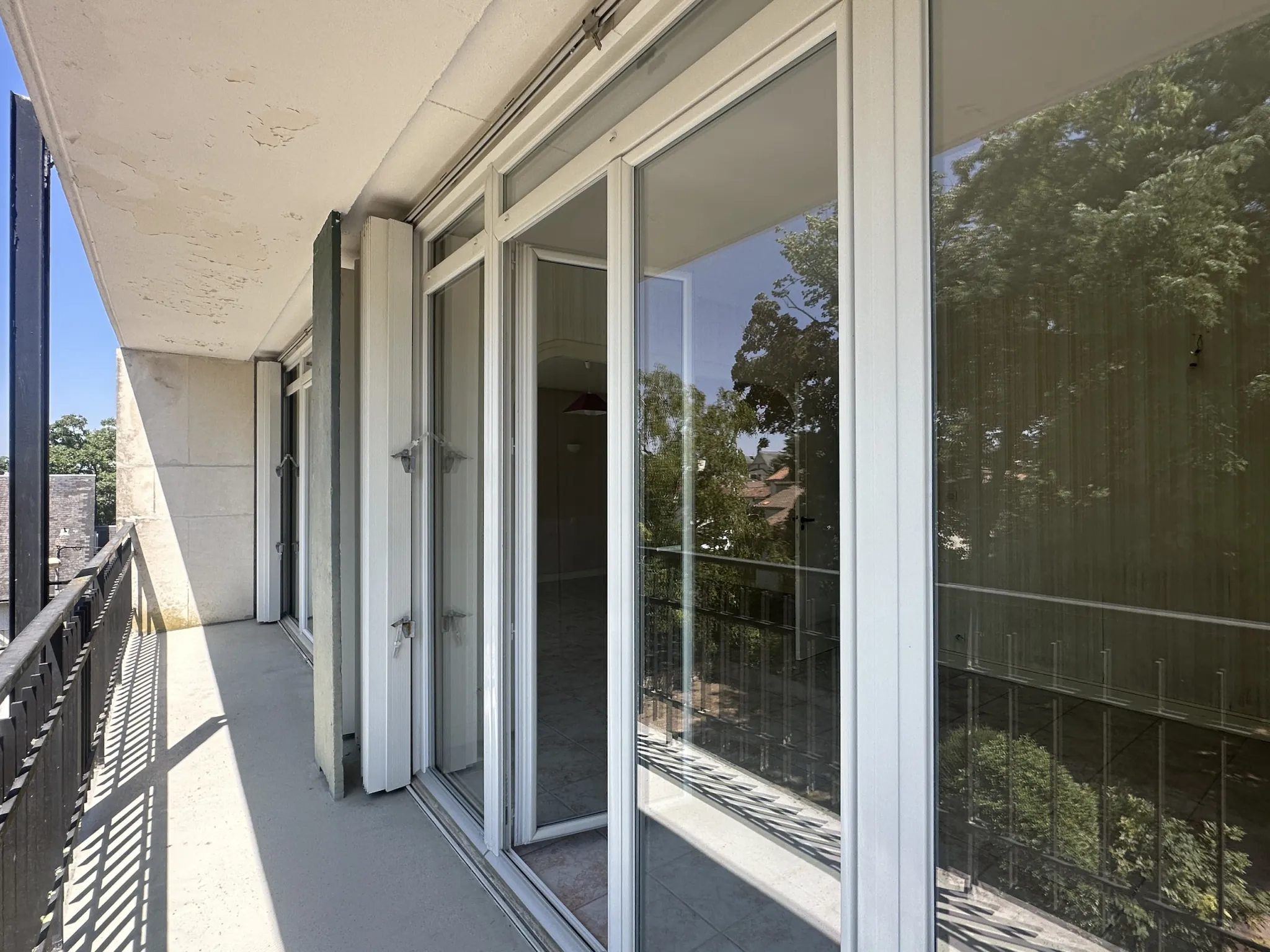 Appartement lumineux de 68 m2 avec 2 balcons, cave et garage à Loudun 