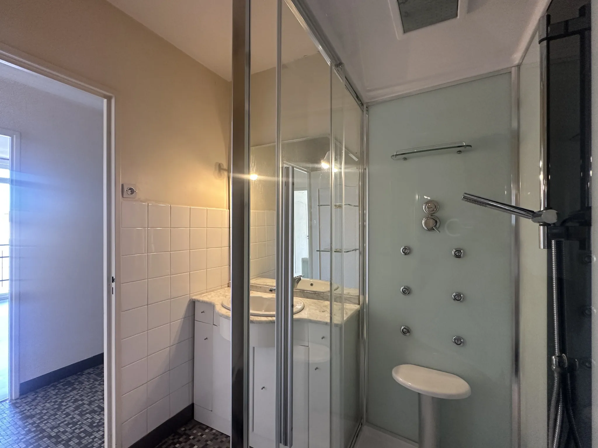 Appartement lumineux de 68 m2 avec 2 balcons, cave et garage à Loudun 