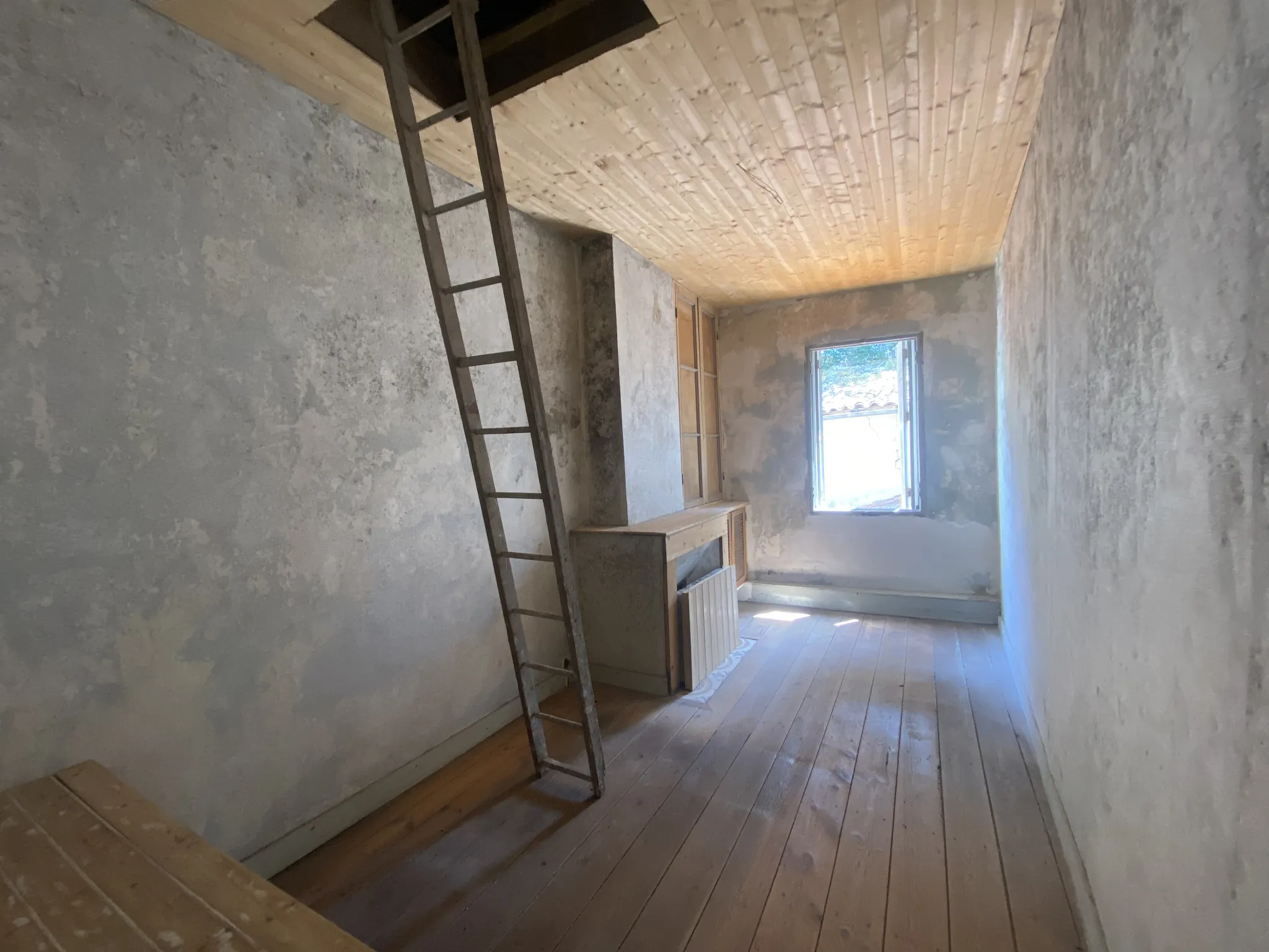 Maison de ville à rénover de 100 m² avec cour et dépendance à La Réole 