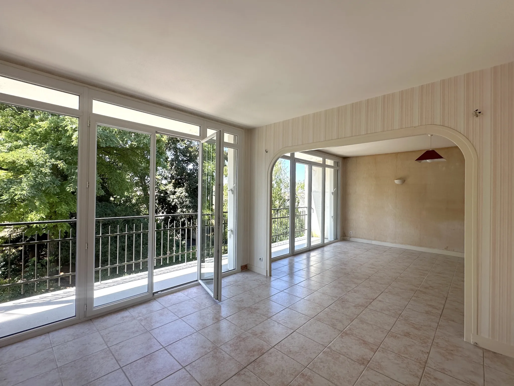 Appartement lumineux de 68 m2 avec 2 balcons, cave et garage à Loudun 