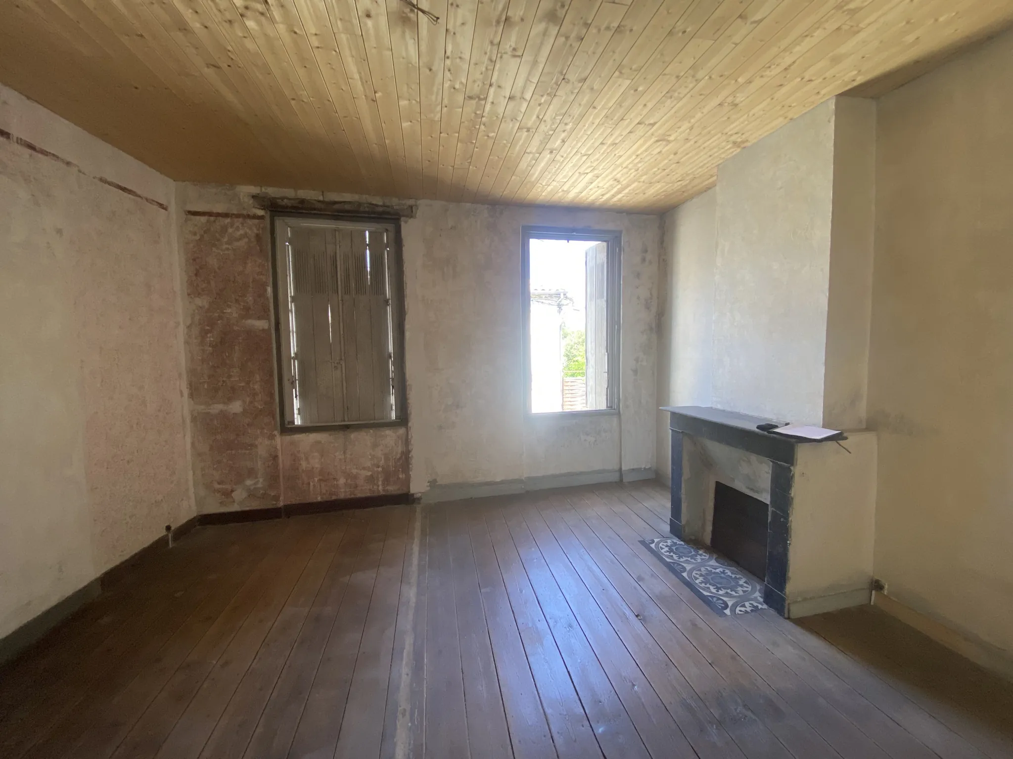 Maison de ville à rénover de 100 m² avec cour et dépendance à La Réole 