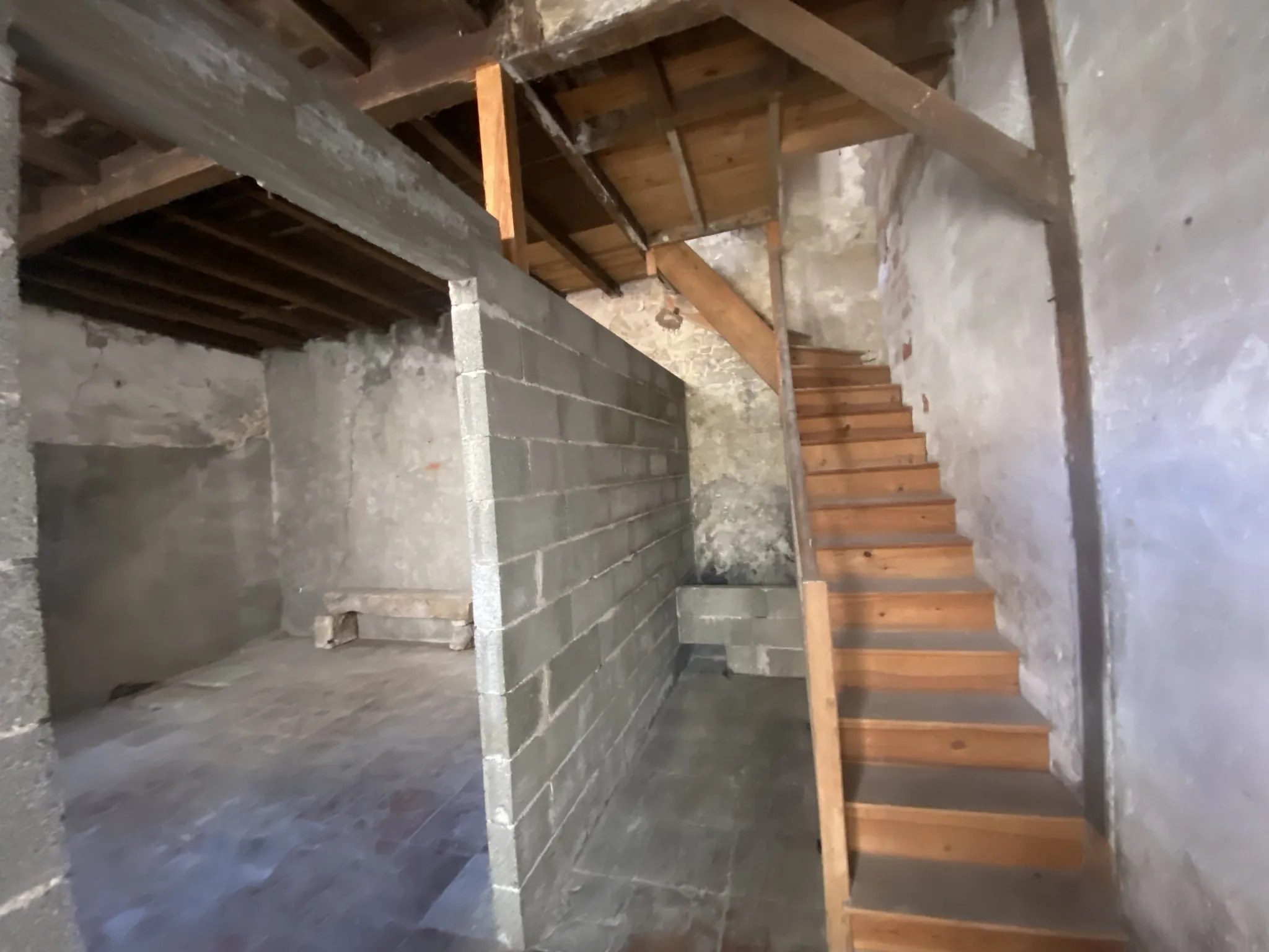 Maison de ville à rénover de 100 m² avec cour et dépendance à La Réole 