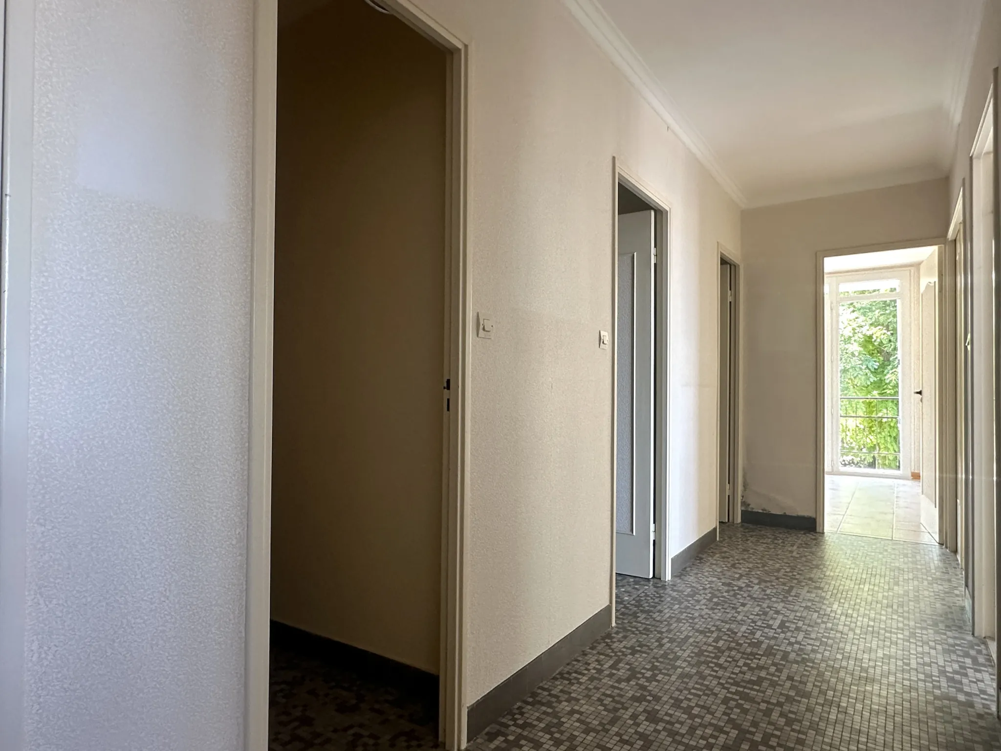 Appartement lumineux de 68 m2 avec 2 balcons, cave et garage à Loudun 