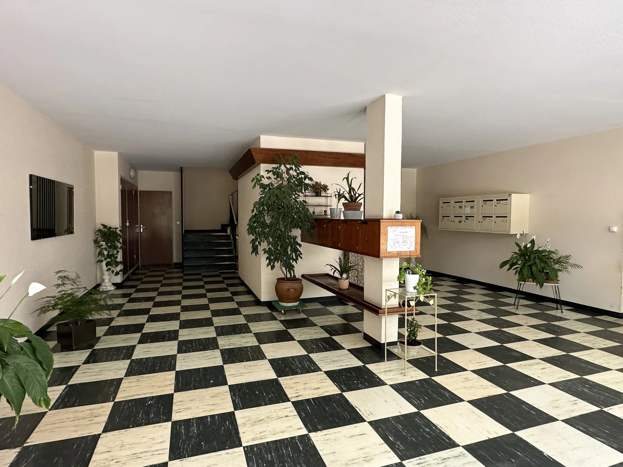 Appartement lumineux de 68 m2 avec 2 balcons, cave et garage à Loudun 