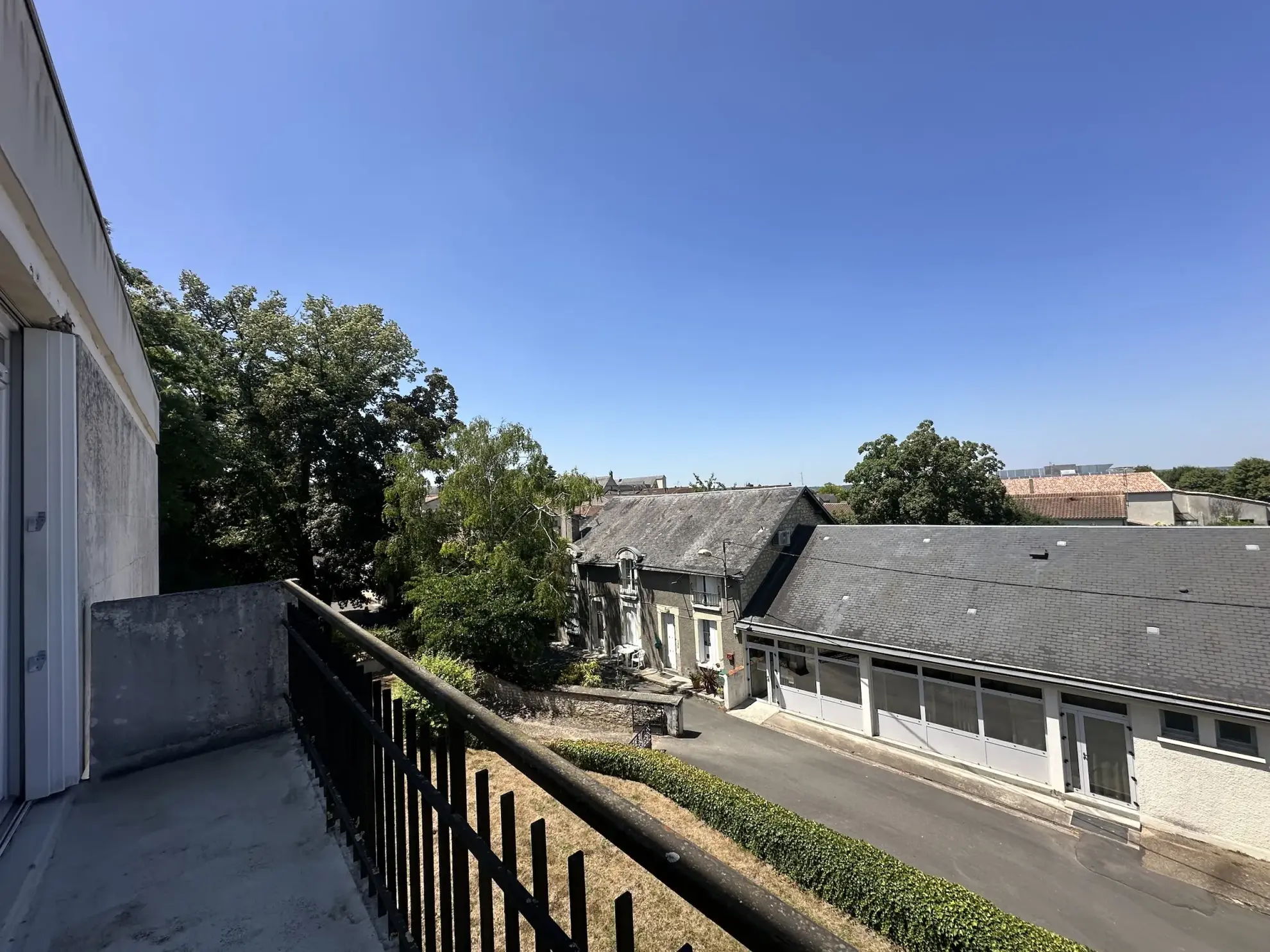 Appartement lumineux de 68 m2 avec 2 balcons, cave et garage à Loudun 