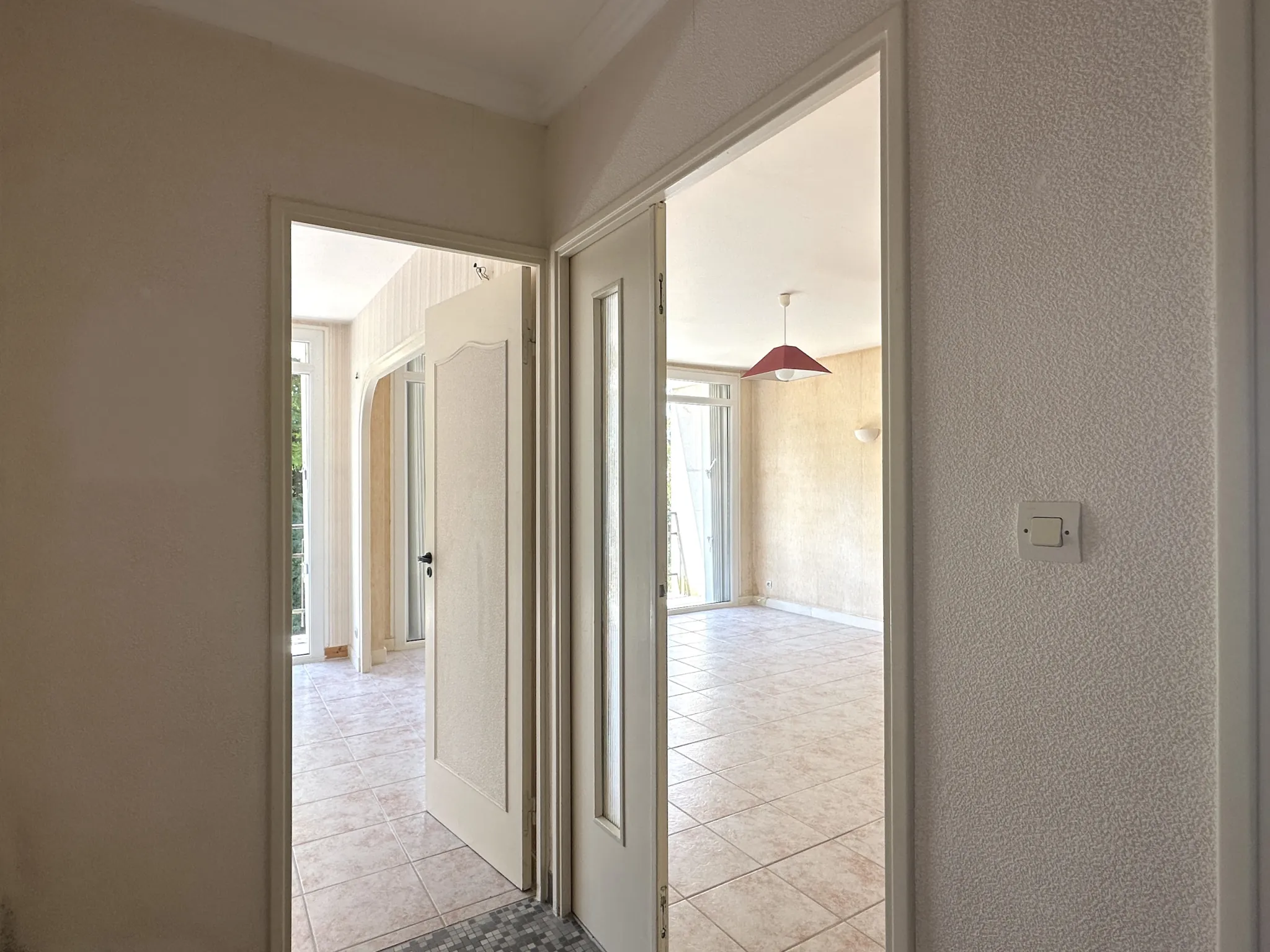Appartement lumineux de 68 m2 avec 2 balcons, cave et garage à Loudun 