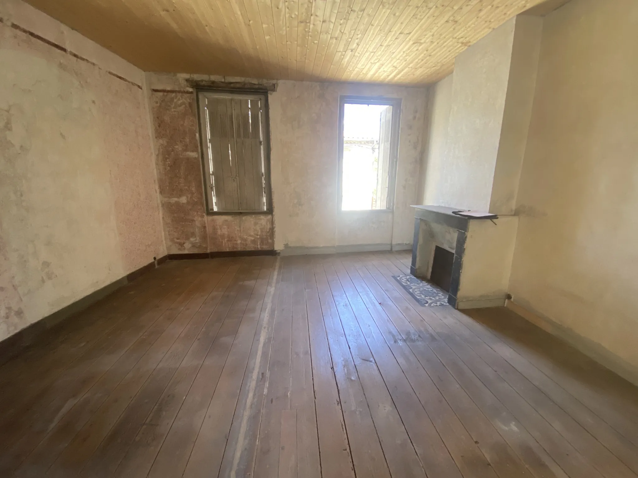 Maison de ville à rénover de 100 m² avec cour et dépendance à La Réole 