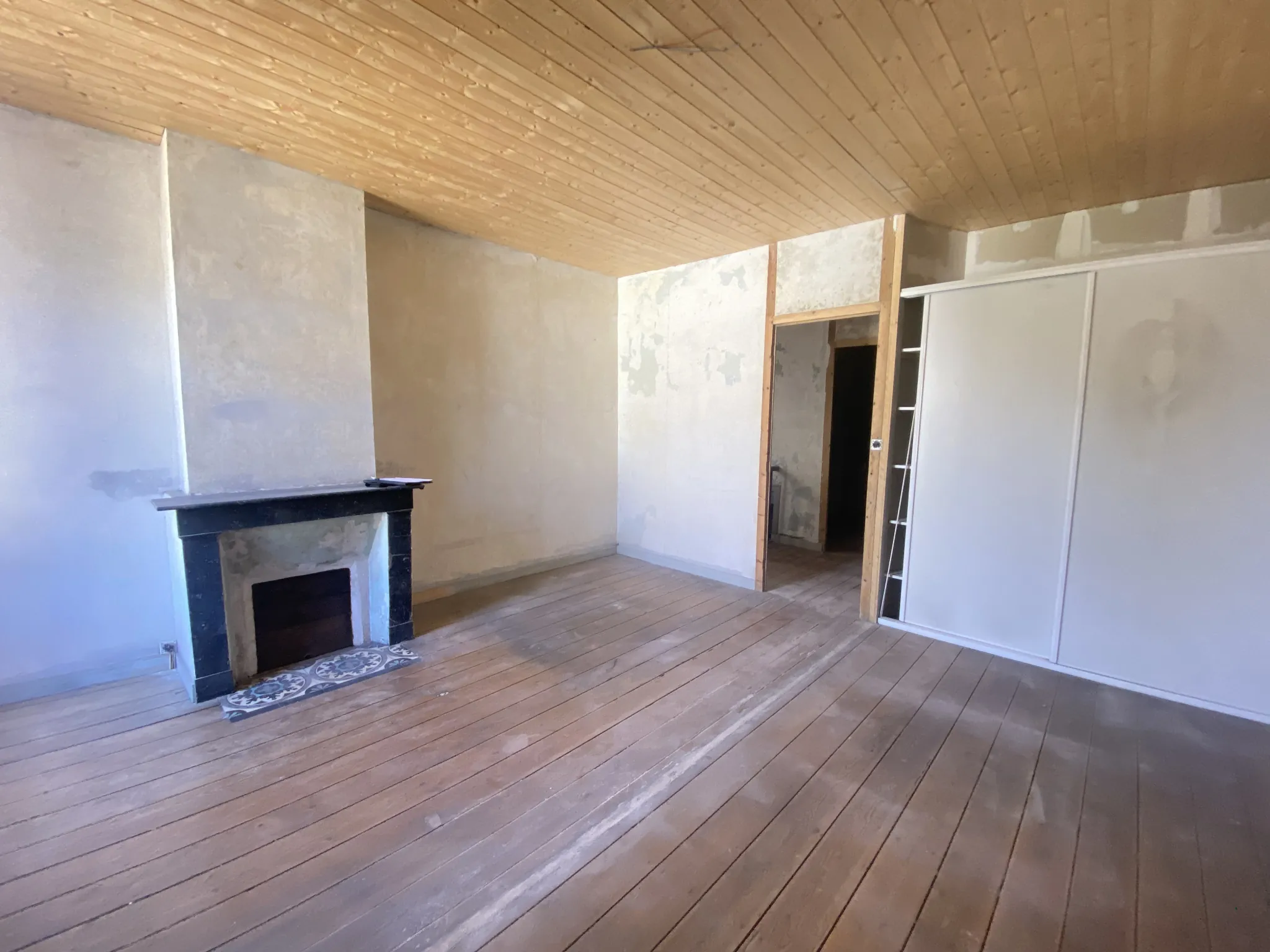 Maison de ville à rénover de 100 m² avec cour et dépendance à La Réole 