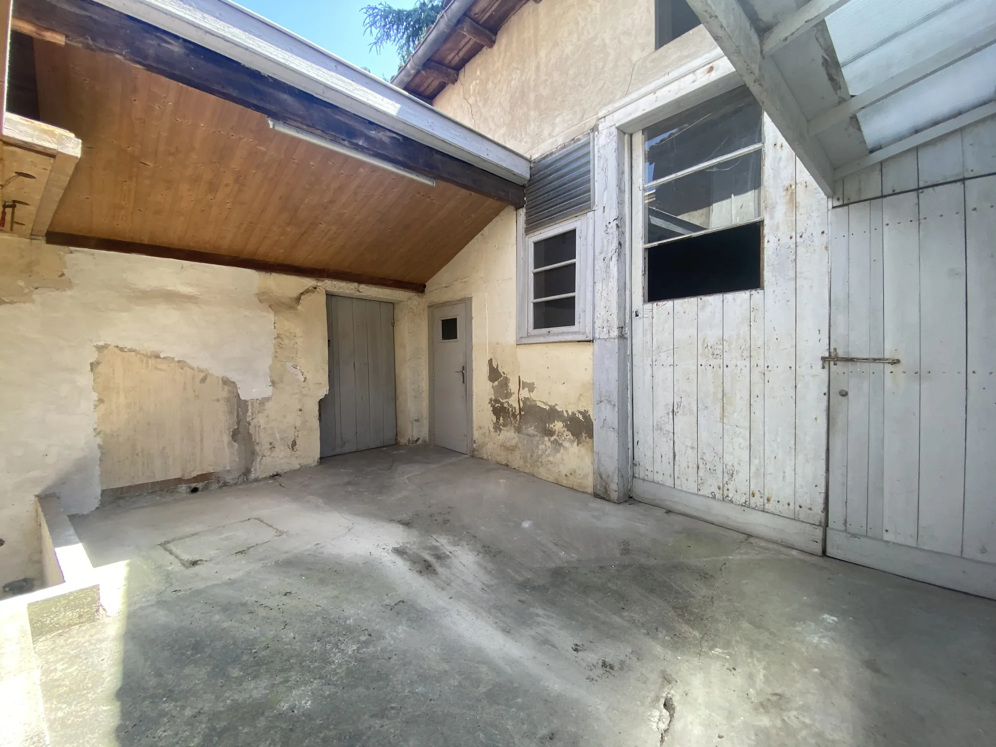 Maison de ville à rénover de 100 m² avec cour et dépendance à La Réole 