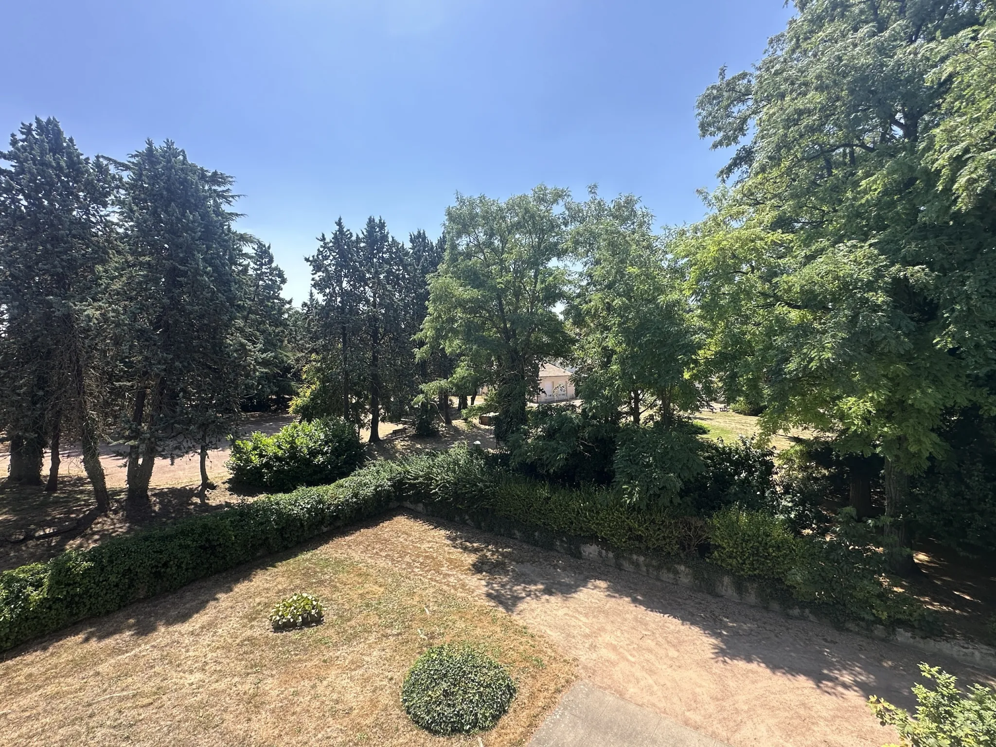 Appartement lumineux de 68 m2 avec 2 balcons, cave et garage à Loudun 