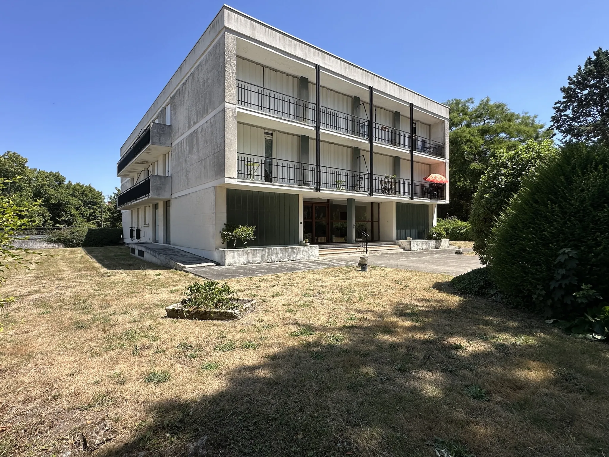 Appartement lumineux de 68 m2 avec 2 balcons, cave et garage à Loudun