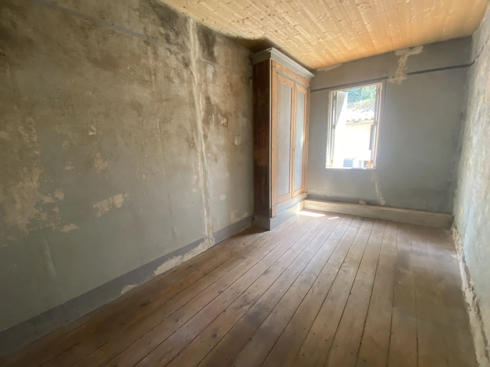 Maison de ville à rénover de 100 m² avec cour et dépendance à La Réole 