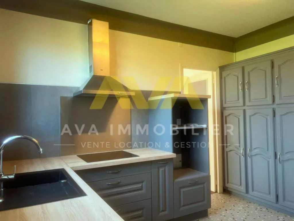 Maison familiale à Susmiou avec 5 chambres, terrasse et rénovations récentes 