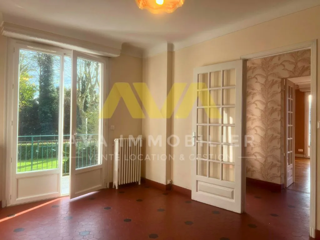 Maison familiale à Susmiou avec 5 chambres, terrasse et rénovations récentes 