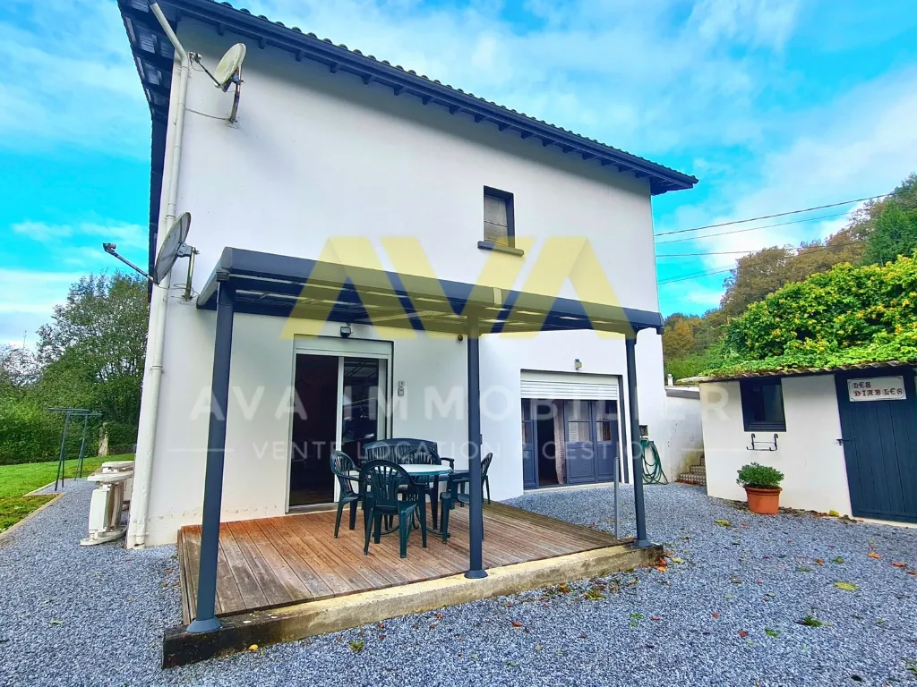 Grande maison familiale à Ledeuix avec terrain et ateliers 