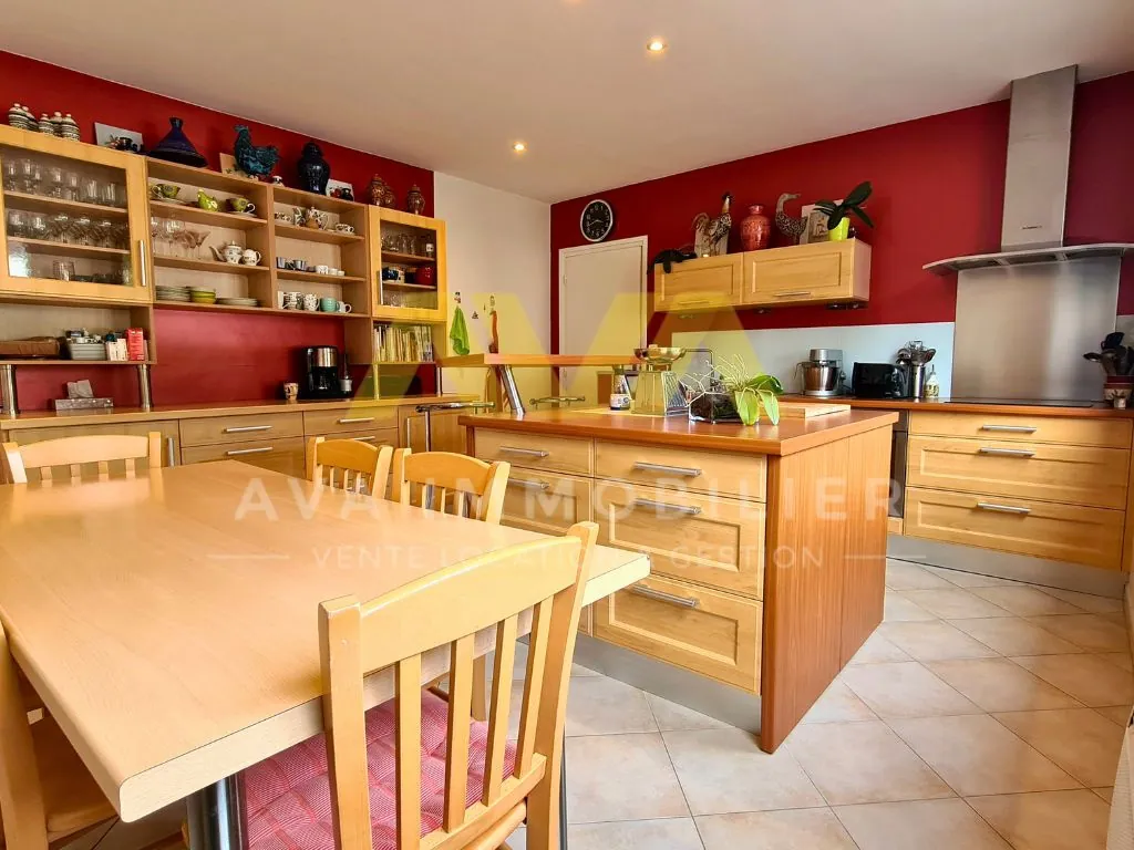 Grande maison familiale à Ledeuix avec terrain et ateliers 