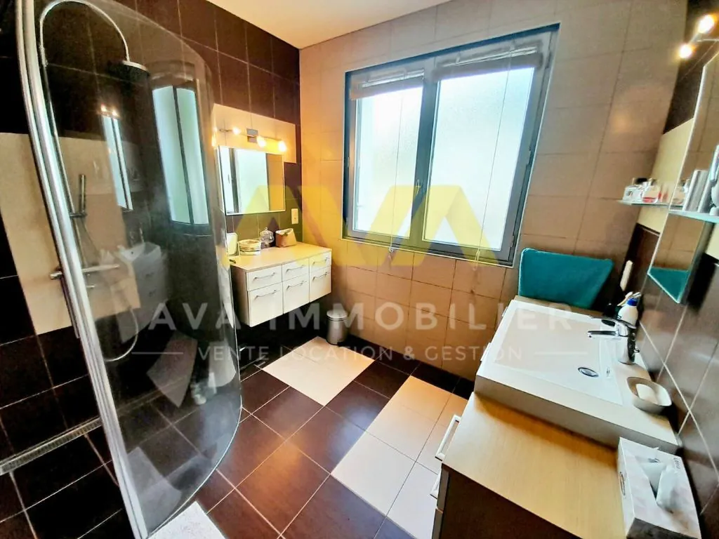 Grande maison familiale à Ledeuix avec terrain et ateliers 