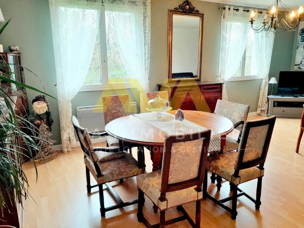 Grande maison familiale à Ledeuix avec terrain et ateliers 