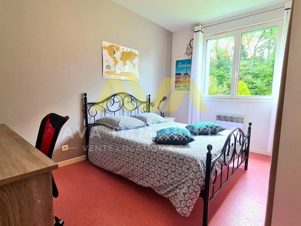 Grande maison familiale à Ledeuix avec terrain et ateliers 