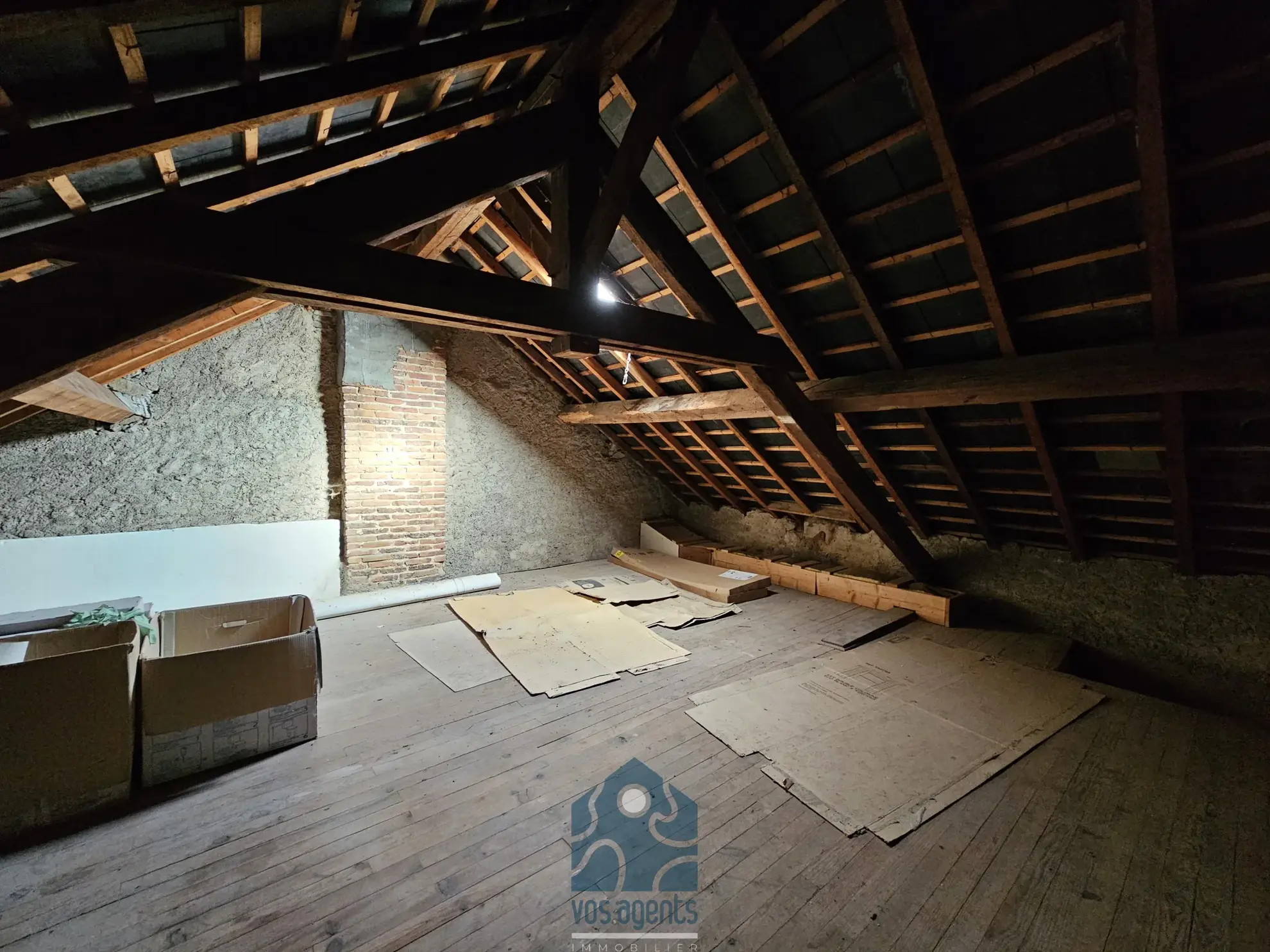 Maison de village divisée en deux logements avec cave, garage et cour à Saint-Gervais d'Auvergne 