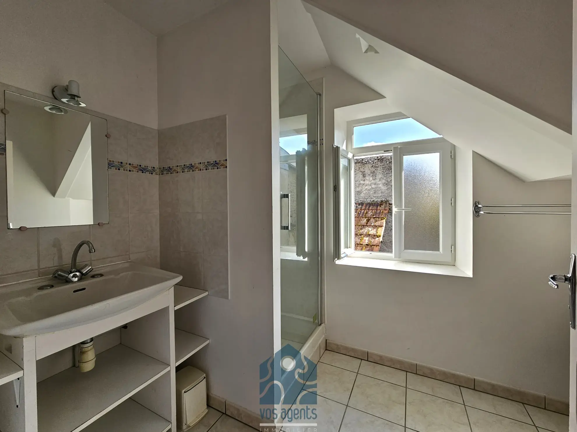 Maison de village divisée en deux logements avec cave, garage et cour à Saint-Gervais d'Auvergne 