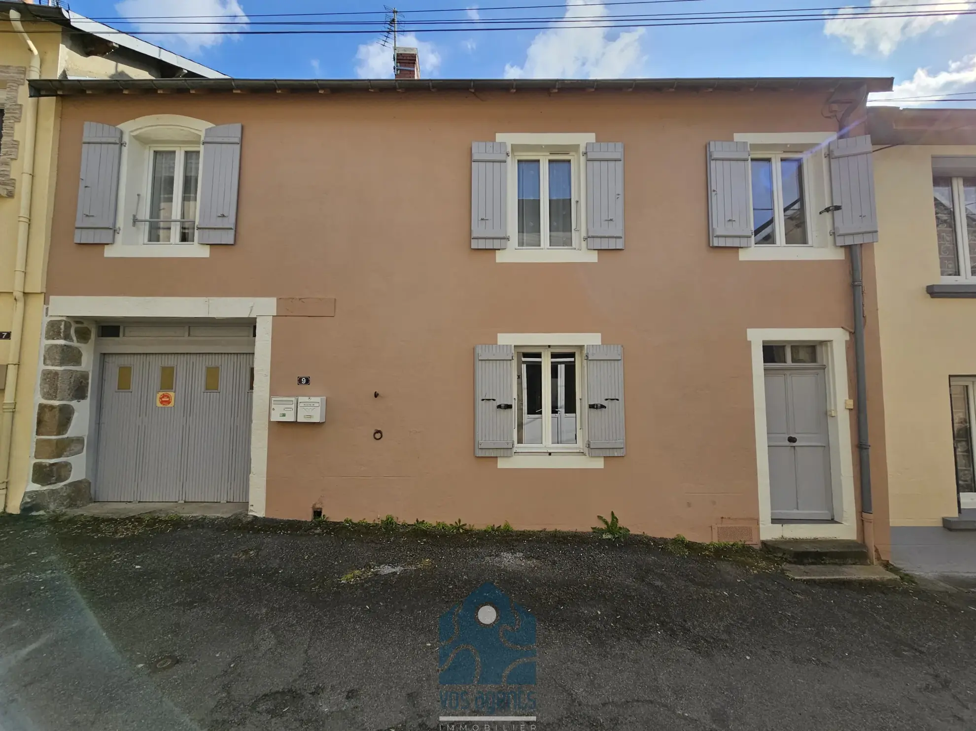 Maison de village divisée en deux logements avec cave, garage et cour à Saint-Gervais d'Auvergne