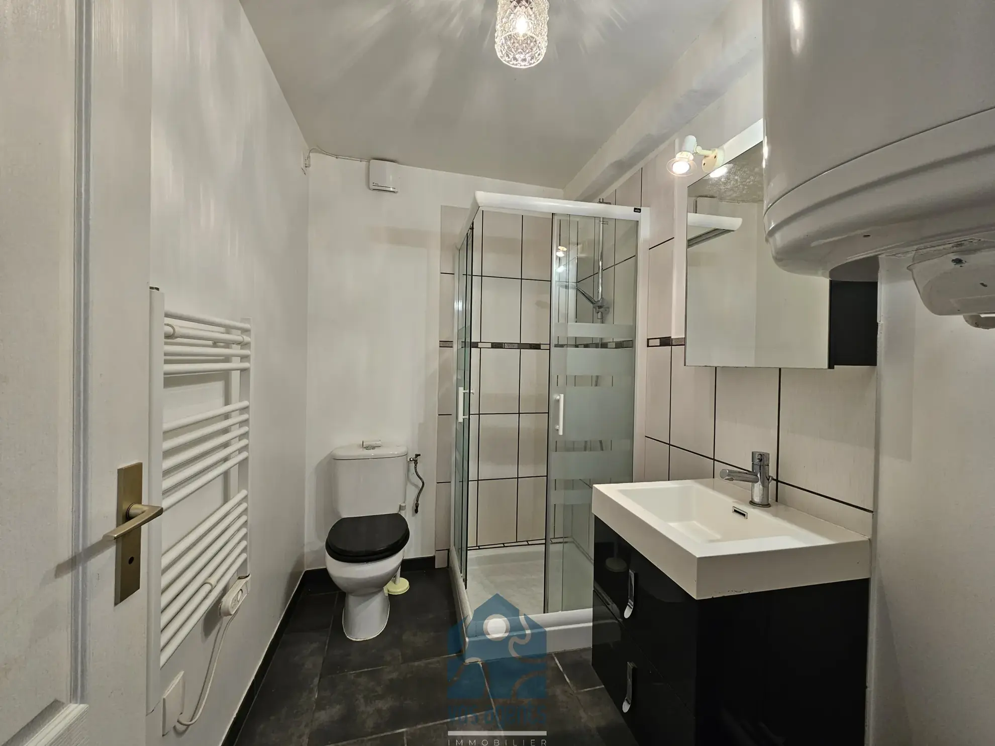 Maison de village divisée en deux logements avec cave, garage et cour à Saint-Gervais d'Auvergne 