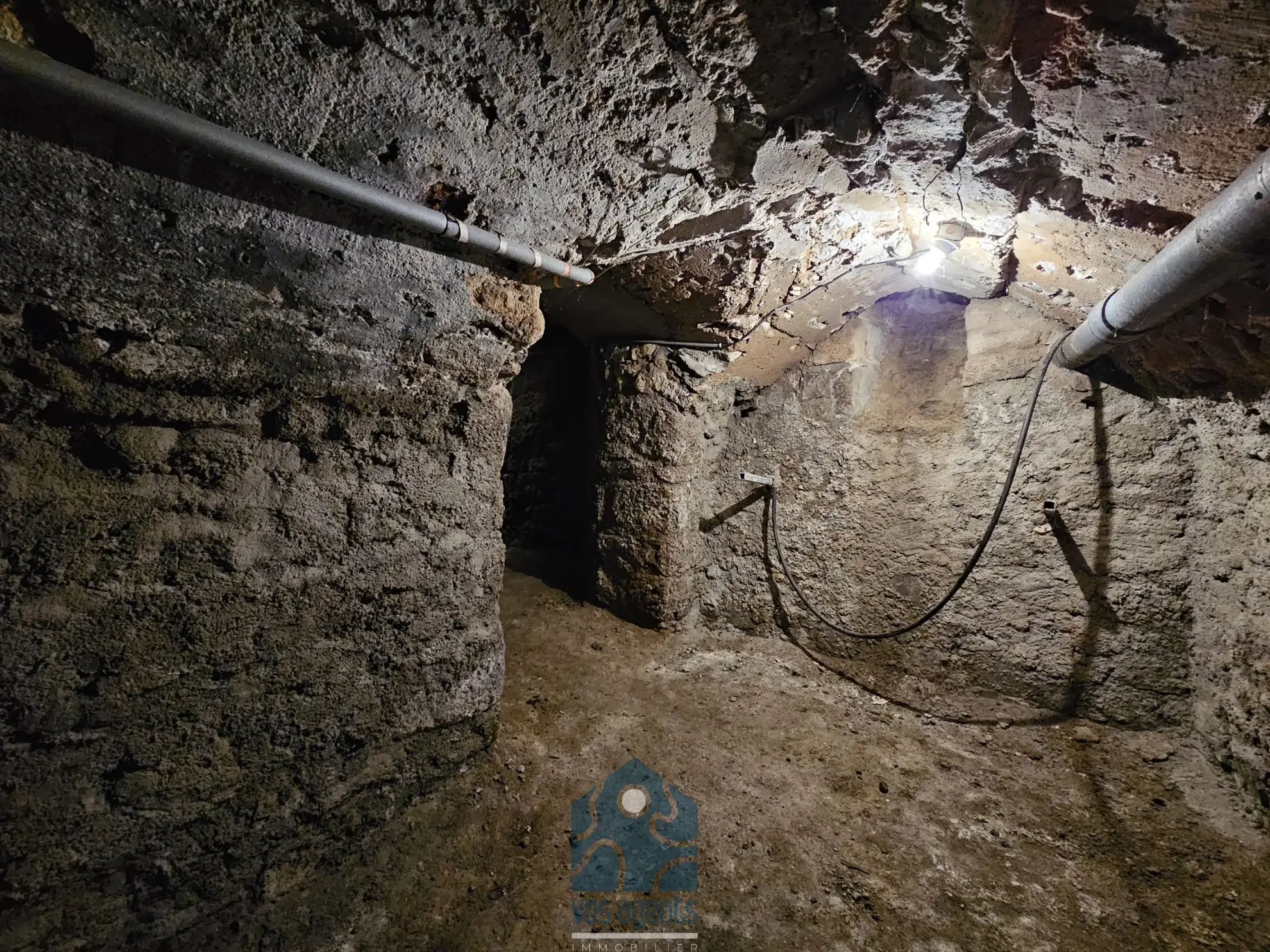 Maison de village divisée en deux logements avec cave, garage et cour à Saint-Gervais d'Auvergne 