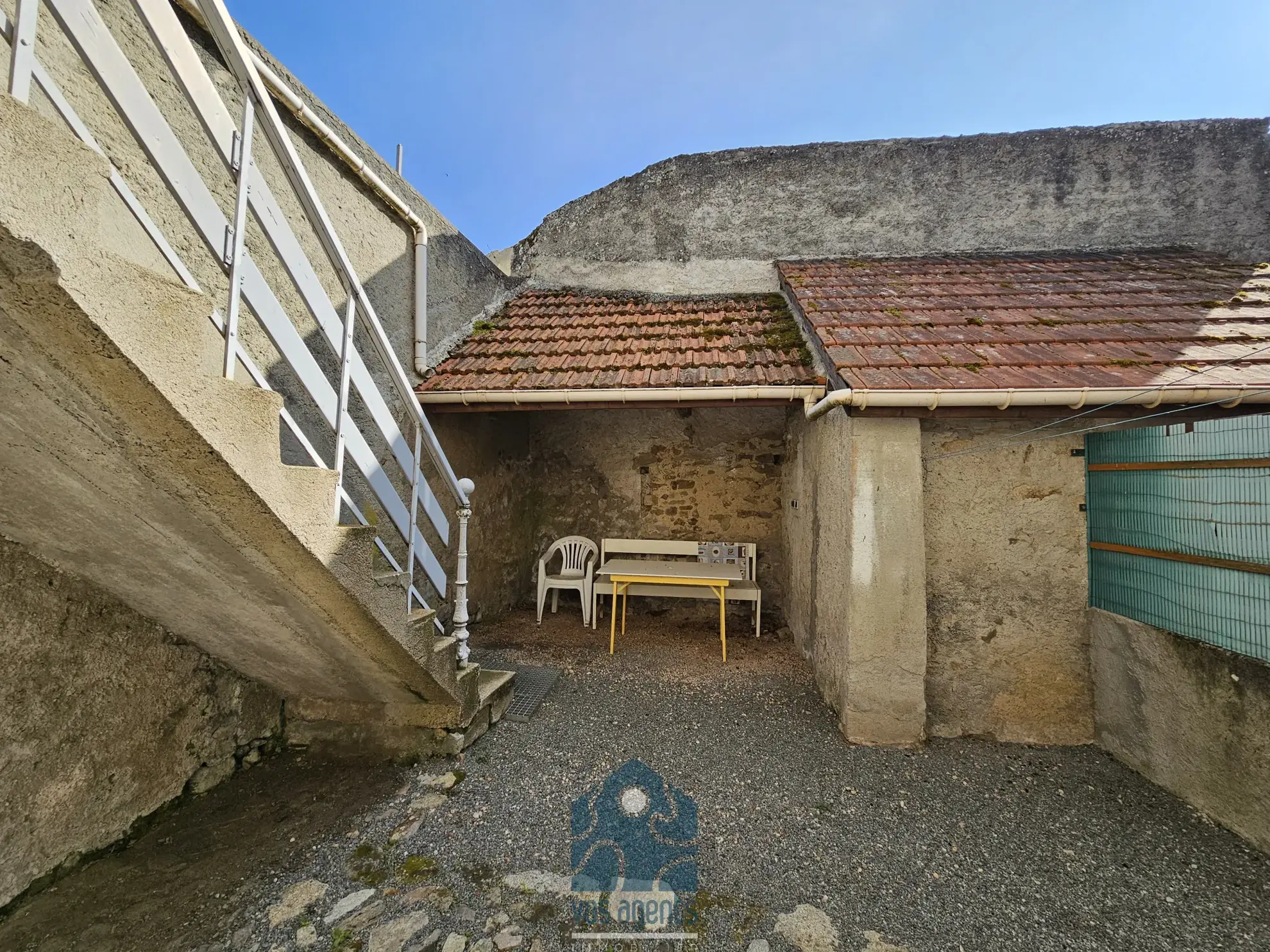 Maison de village divisée en deux logements avec cave, garage et cour à Saint-Gervais d'Auvergne 